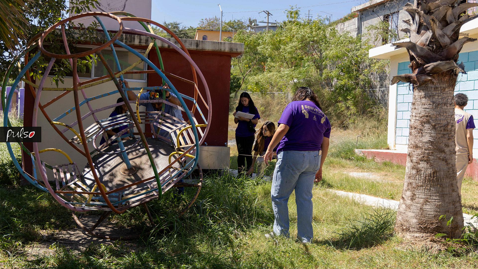 Alumnas y docentes de ARTCOM en el jardín de la colonia Alfonso Martínez Domínguez. Fotografía por Universidad de Montemorelos / Lisandra Vicente.