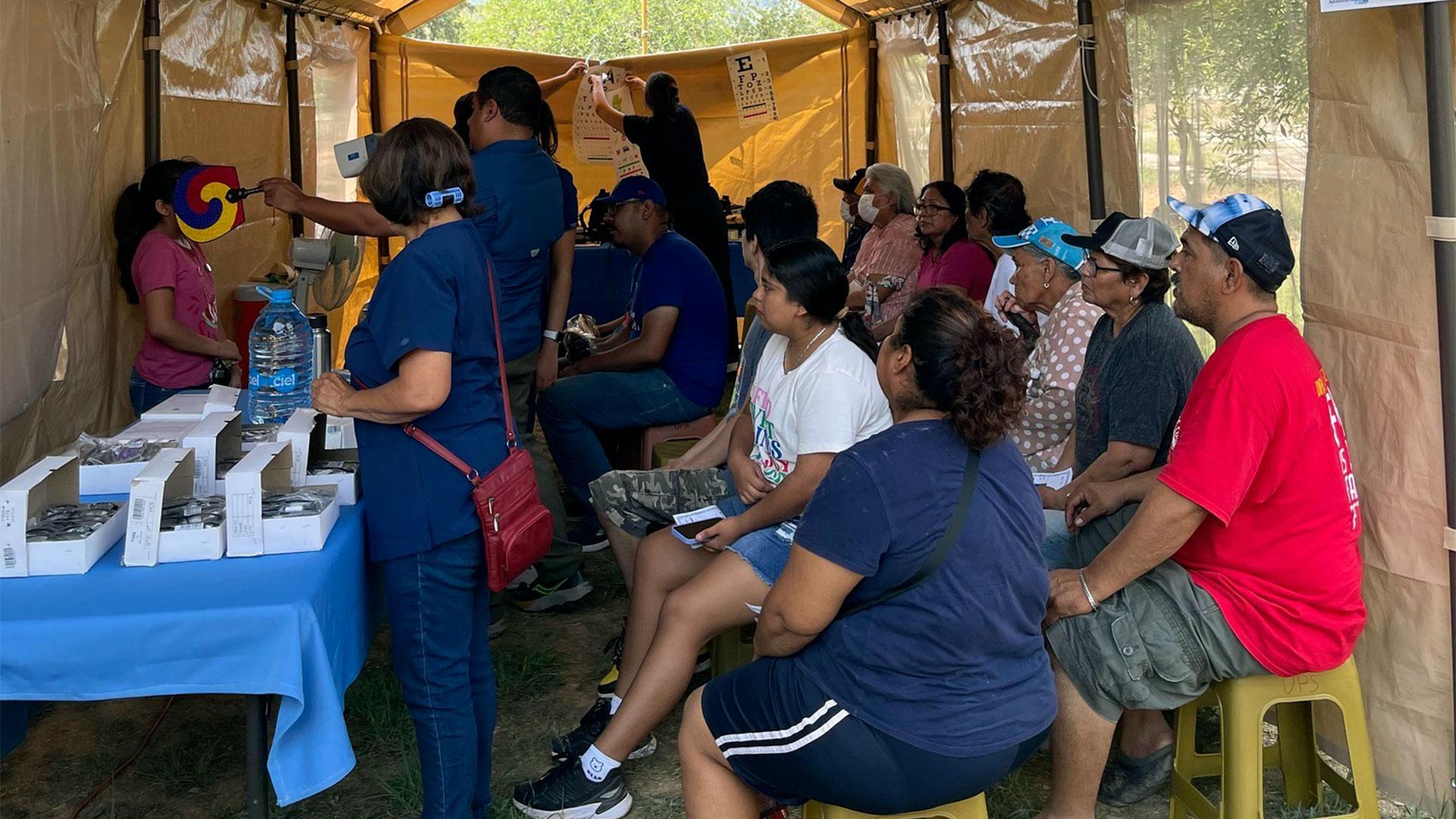 Brigada de salud integral para la comunidad del Ejido Loma Alta, Nuevo León, como parte del programa Cero Ceguera (mayo 2024). Fotografía cortesía de: Universidad Promotora de la Salud.