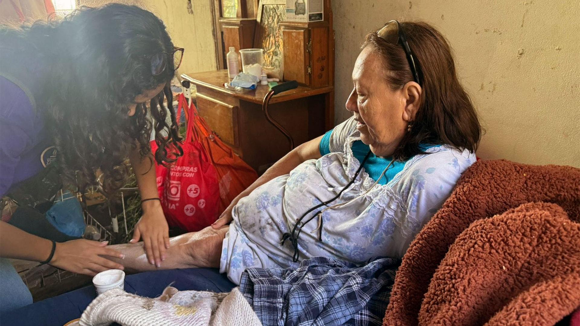 Estudiantes de Servicio Comunitario llevando servicios de salud a los residentes de la colonia Alfonso Martínez Domínguez, como parte del programa Salud en Casa (noviembre 2024). Fotografía cortesía de: Universidad Promotora de la Salud.