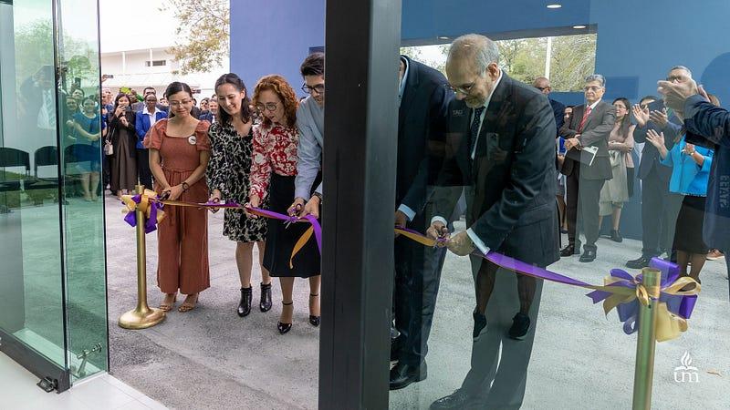 El corte del listón lo encabezaron los coordinadores de las carreras que comprenden la Facultad de Ciencias de la Salud, acompañados por el Dr. Jorge Azpiri, director de Desarrollo y Expansión de TecSalud del Instituto Tecnológico y de Estudios Superiores de Monterrey (en el extremo derecho) y el Pastor Elie Henry, presidente de la Iglesia Adventista del Séptimo Día para el territorio de Interamérica (segundo de derecha a izquierda). Fotografía por: Universidad de Montemorelos / Christopher Castellanos.
