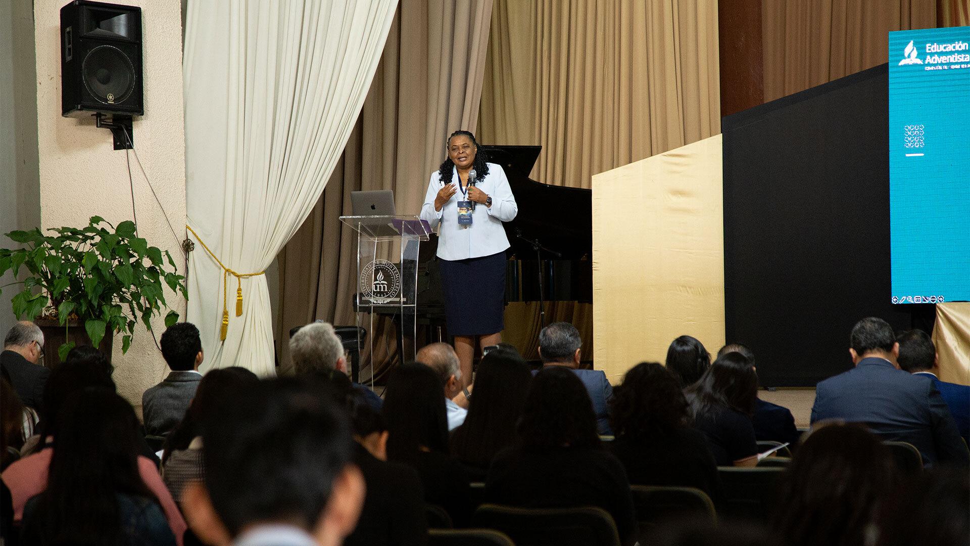 La Dra. Faye Patterson, directora de Educación para el territorio interamericano de la Iglesia Adventista, fue una de las ponentes invitadas al congreso. Fotografía por: Universidad de Montemorelos/ Lisandra Vicente.