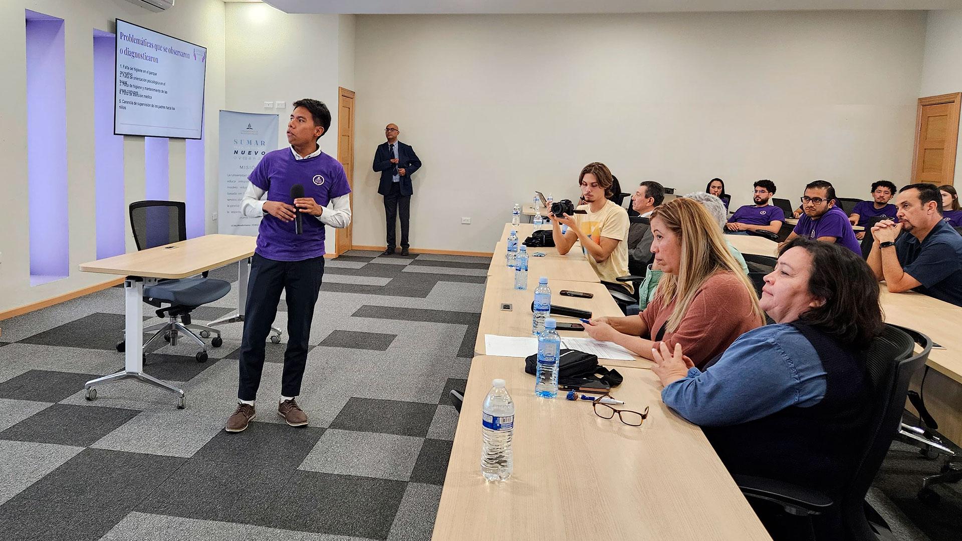 Alumnos de la Facultad de Teología presentan sus proyectos de Servicio Comunitario a representantes del hospital Adventist Health White Memorial, para procurar fondos. Fotografía cortesía de Universidad Promotora de la Salud. 