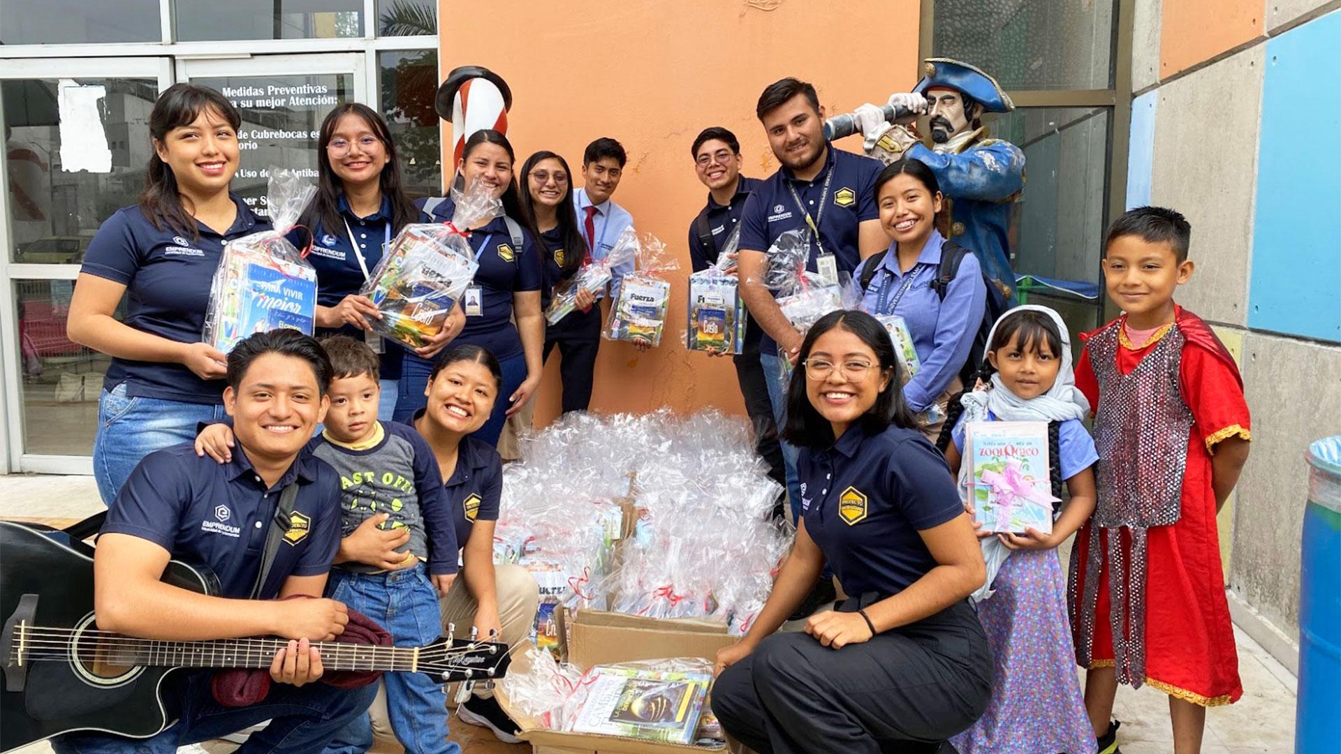 En la fotografía se observa al grupo de colportaje estudiantil dirigido por Ximena en el verano de 2023, en el estado de Tabasco, que fue la primera campaña de colportaje de Alexander.