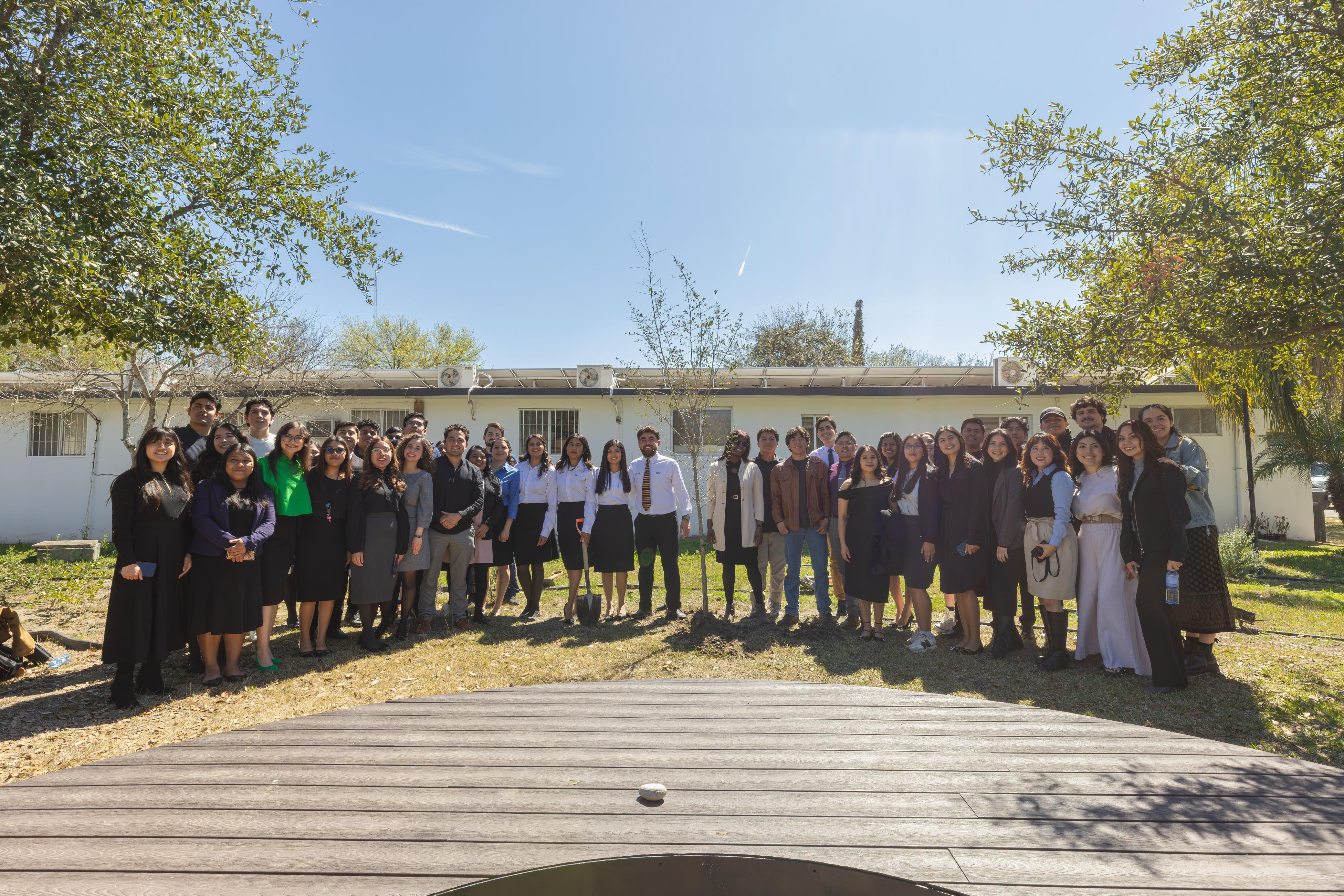 Ceremonia de plantación de un árbol, marcando el inicio del proyecto de renovación del Jardín de Oración, que es el proyecto de la generación de graduandos 2025. En la fotografía miembros del Consejo Administrativo del Mañana y otros directivos. Fotografías por: Universidad de Montemorelos / Christopher Castellanos.