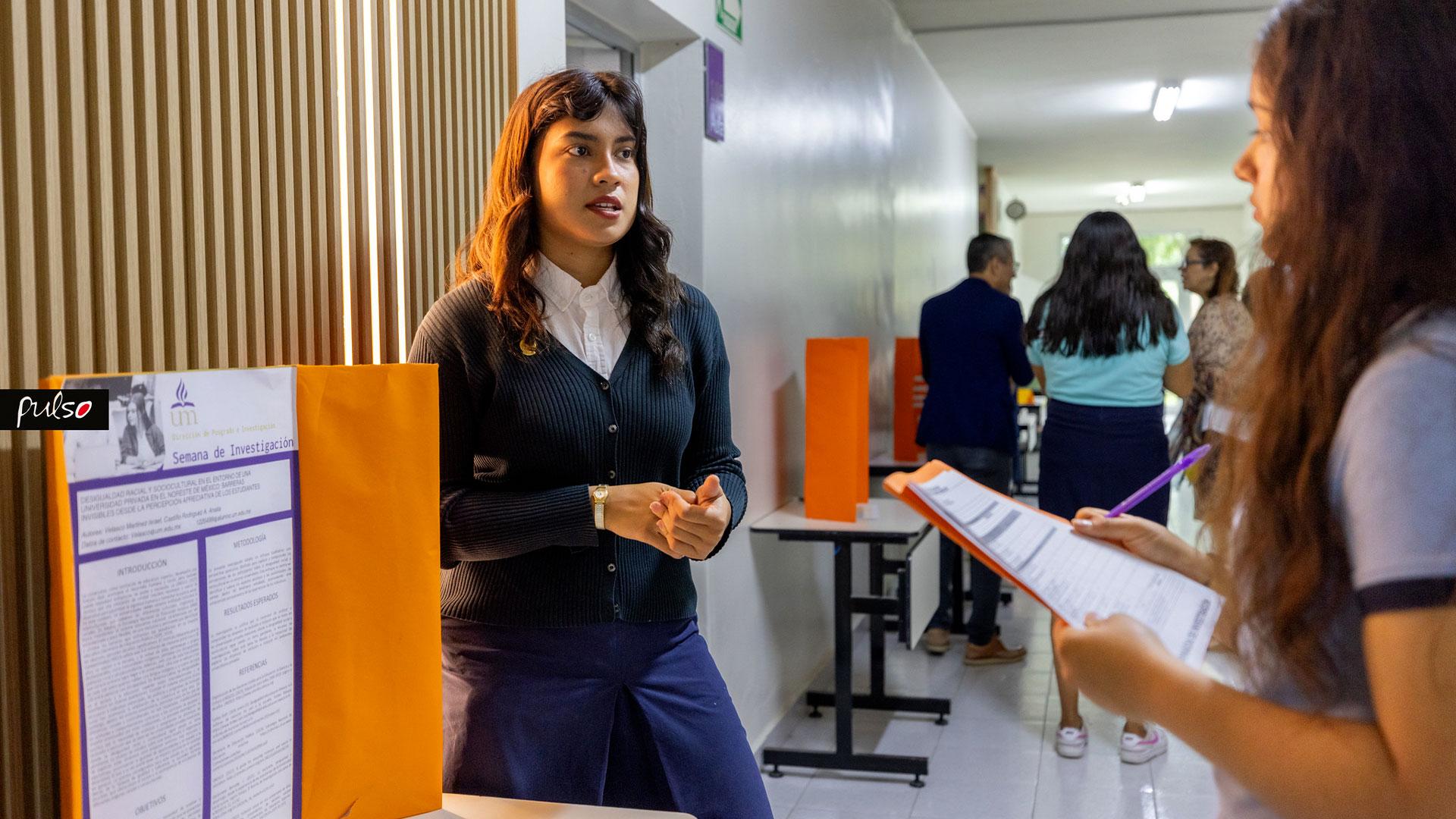 Docentes invitados de diferentes carrera junto a estudiantes de segundo semestre de FACED, previamente capacitados, aplican rúbricas para evaluar los proyectos de investigación de sus compañeros durante la feria académica.&nbsp;Fotografía por: Christopher Castellanos.