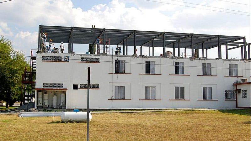 Dormitorio universitario de varones en trabajos de ampliación en 2008. Fotografía por: Universidad de Montemorelos.
