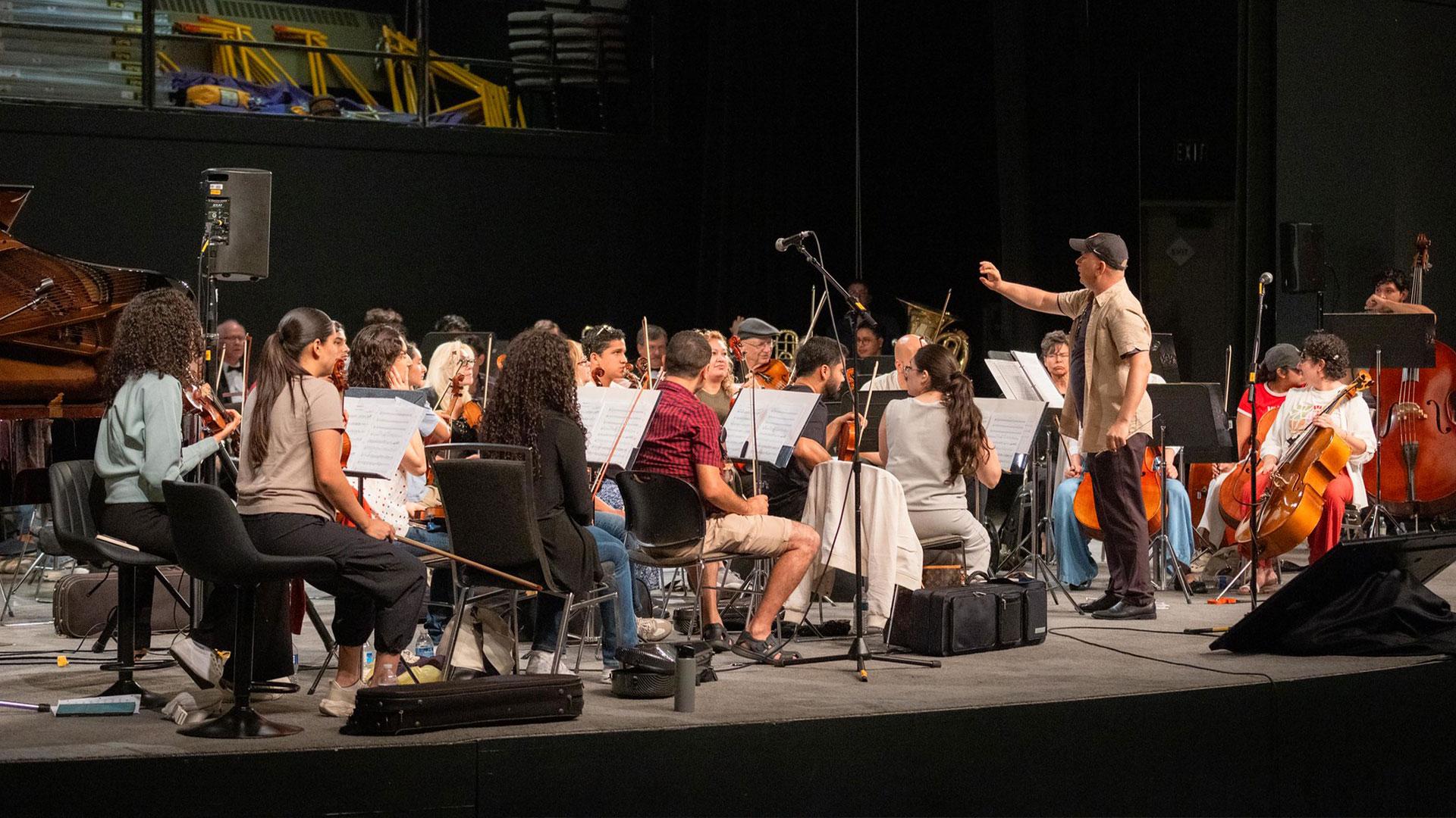 Ensayo de la Orquesta Universitaria UM, dirigida por el Mtro. Pavel Semanivsky, docente en la Escuela de Música de la Universidad, el martes 8 de julio de 2025 en las instalaciones del Complejo de Convenciones America’s Center. Fotografía por: Universidad de Montemorelos / Ingrid Gallardo.