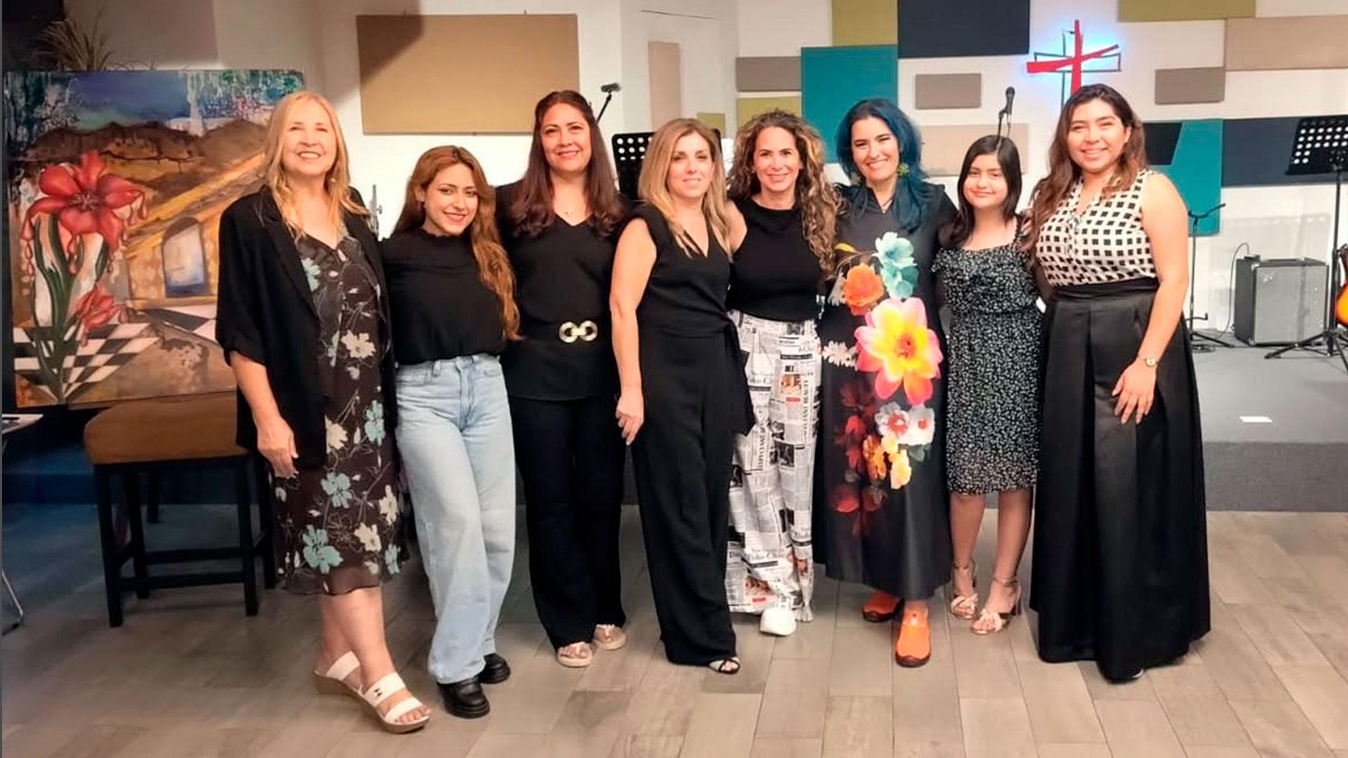 Docente y alumna de la UM acompañadas por organizadoras y participantes del evento. Fotografía cortesía de Lilian Rojas.