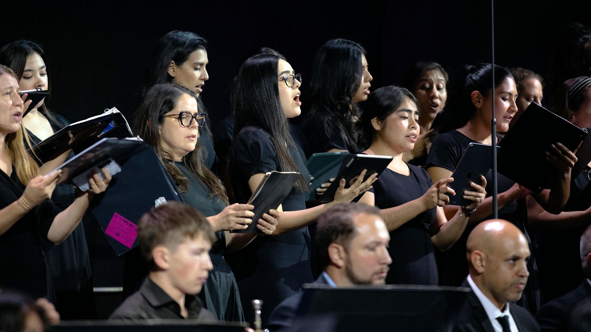 Miembros del coro base de la UM junto a los más de cien integrantes de todo el mundo, en una de las presentaciones musicales del 62° Congreso de la Asociación General. Fotografía por: Universidad de Montemorelos / Ingrid Gallardo.