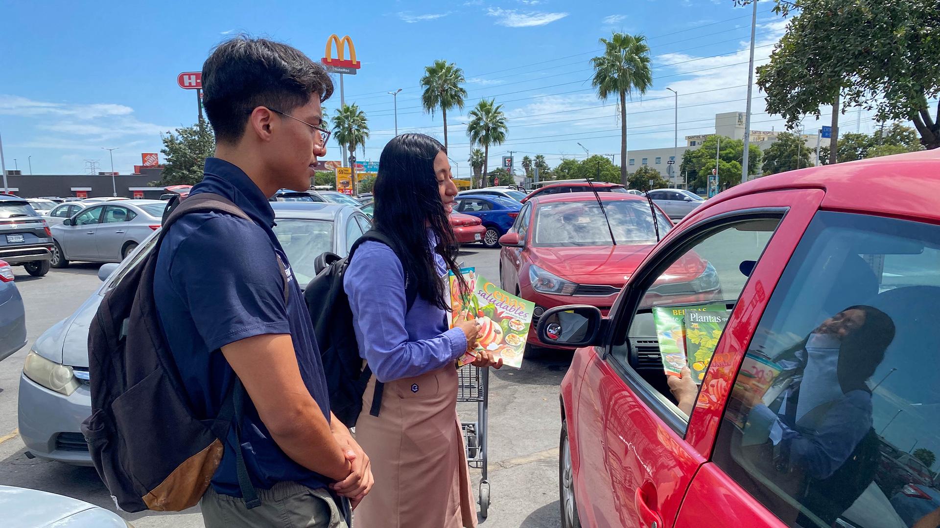 Alumnos colportores llevando mensajes a través de revistas cada domingo en Monterrey. Fotografía por: Universidad de Montemorelos / Lisandra Vicente.