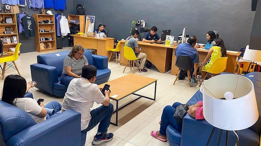 Personal del EmprendUM en tiempo de matrícula -agosto de 2025- atendiendo a padres y alumnos. Fotografía por: Lisandra Vicente.