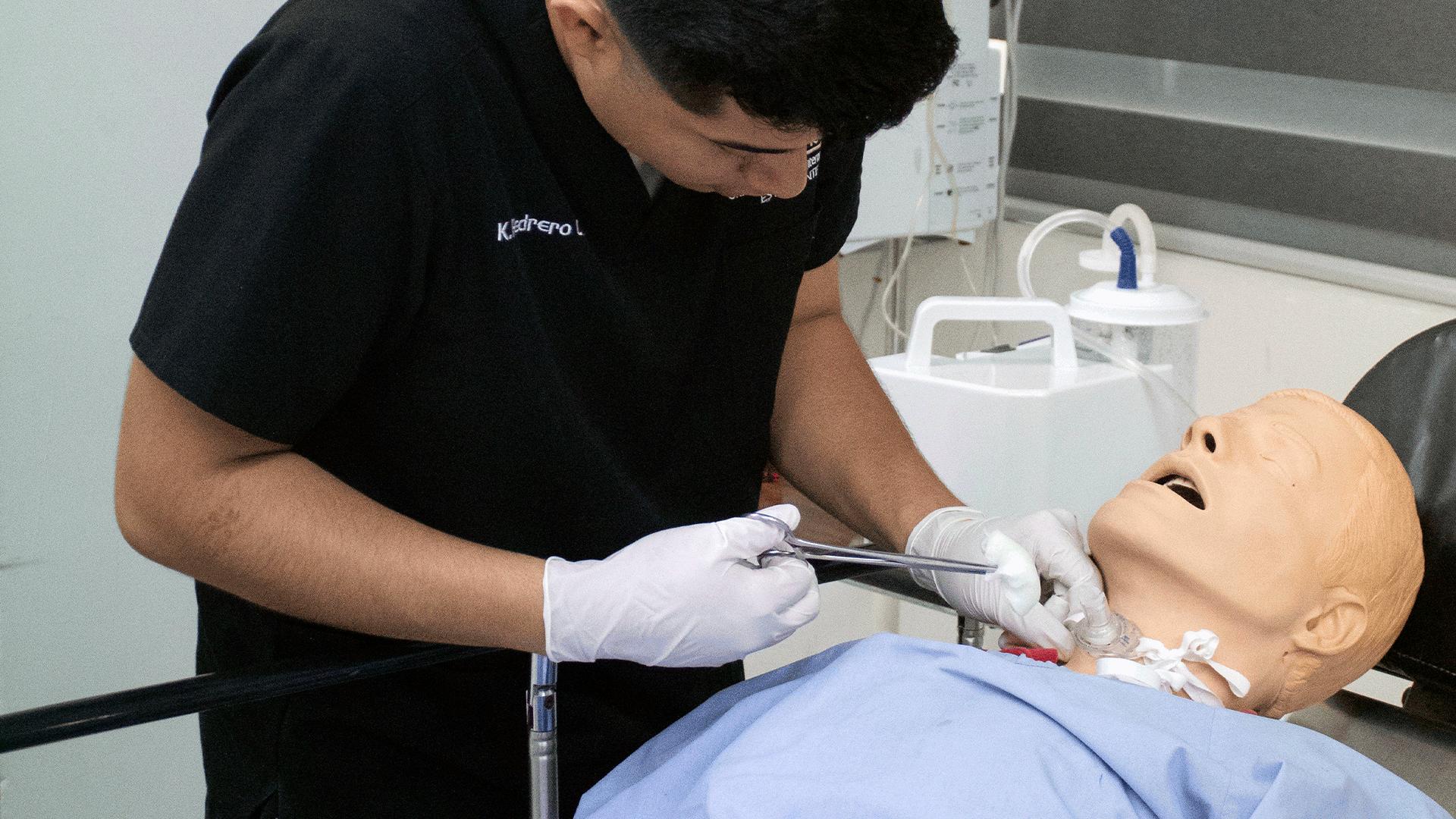 Estudiante de Enfermería fortalece sus habilidades en prácticas de simulación&nbsp;(abril de 2024). Fotografía por: Universidad de Montemorelos / Issac Corral.