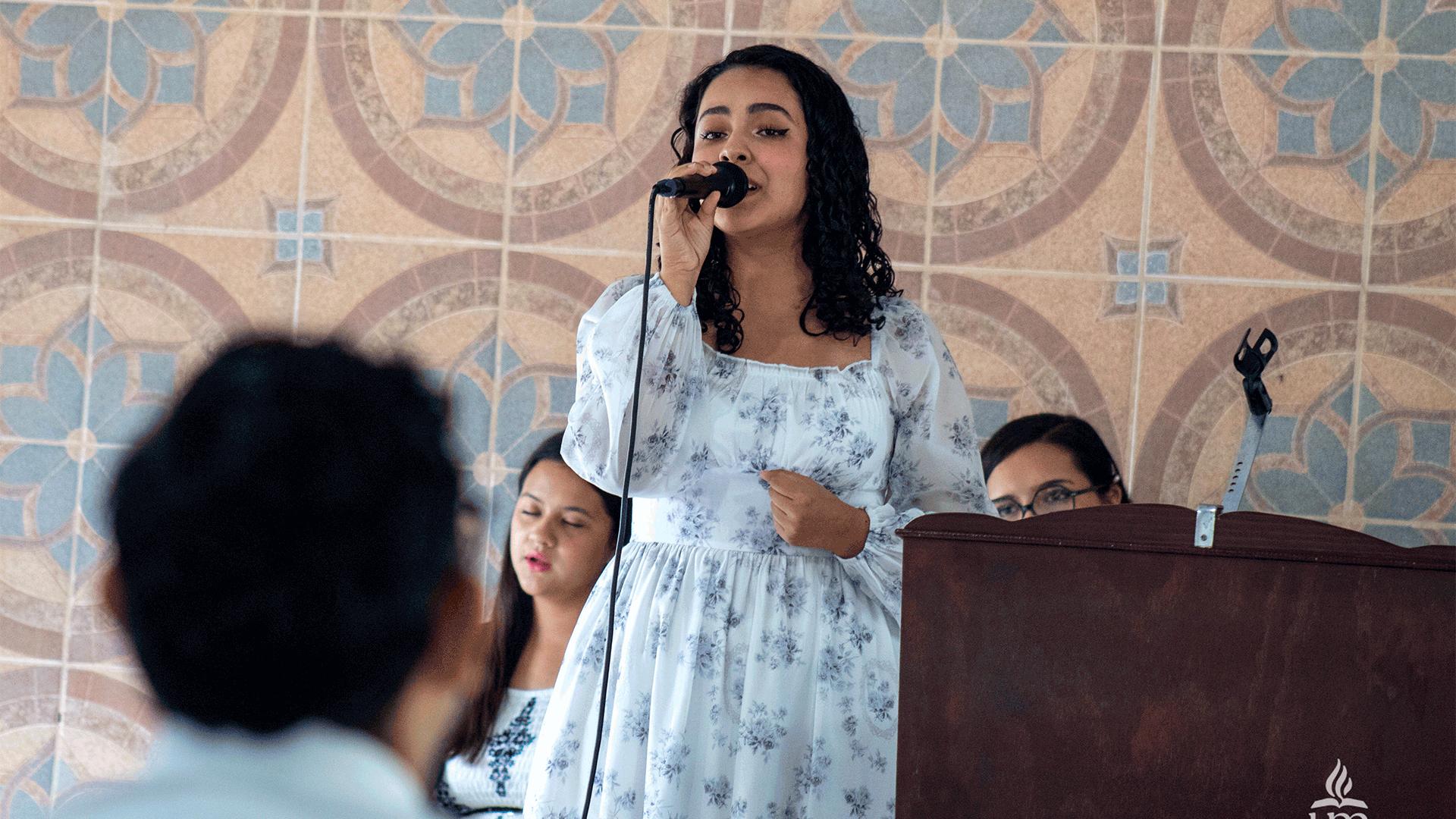 Algunas de las alumnas participaron con los cantos especiales. Fotografía por: Universida de Montemorelos / Lisandra Vicente.