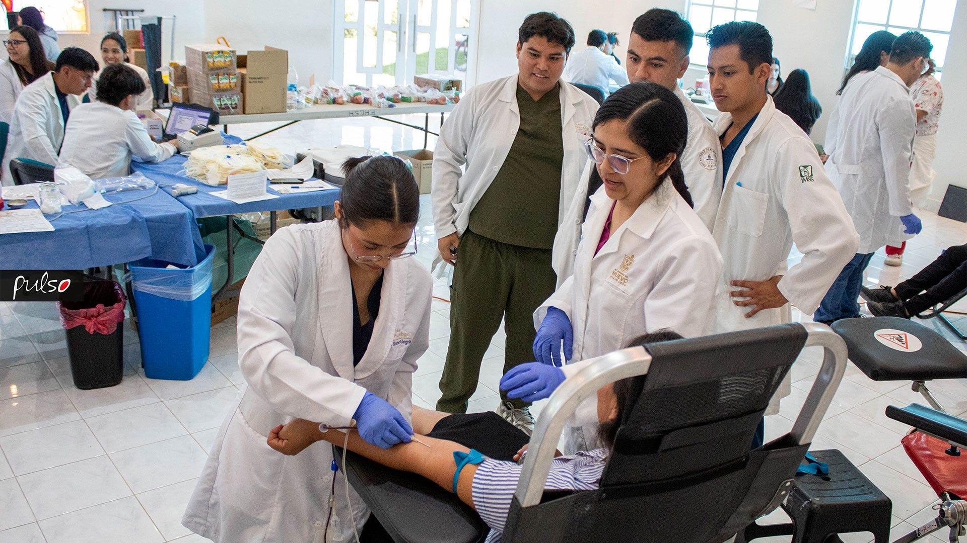 &nbsp; Quimicos del Centro Estatal de Transfusión Sanguínea de Nuevo León, guían a los alumnos de la UM en los diferentes procesos de recolección de sangre. Fotografía por: Universidad de Montemorelos / Lisandra Vicente.&nbsp;&nbsp;