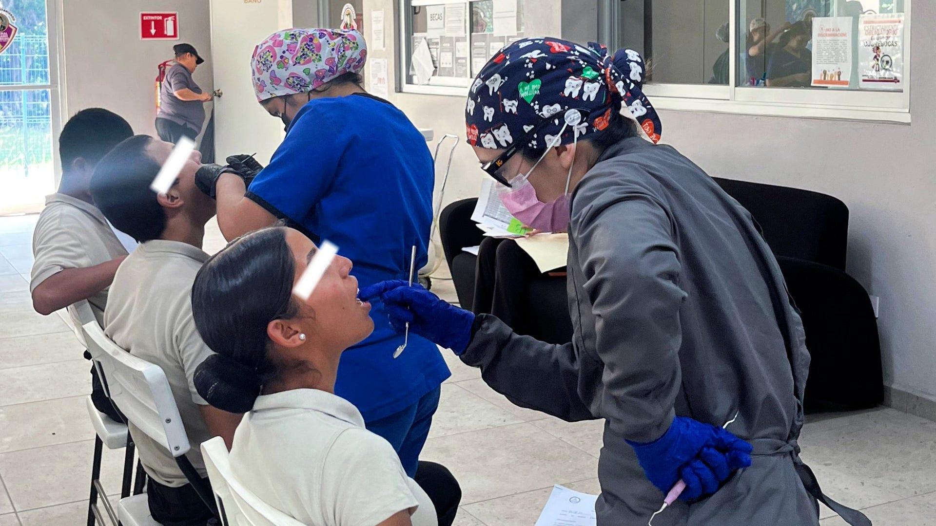 El trabajo conjunto de estudiantes, docentes y profesionales de la salud hicieron posible que el Colegio Militarizado alcanzara la meta de cero caries. Fotografía cortesía de UPS.