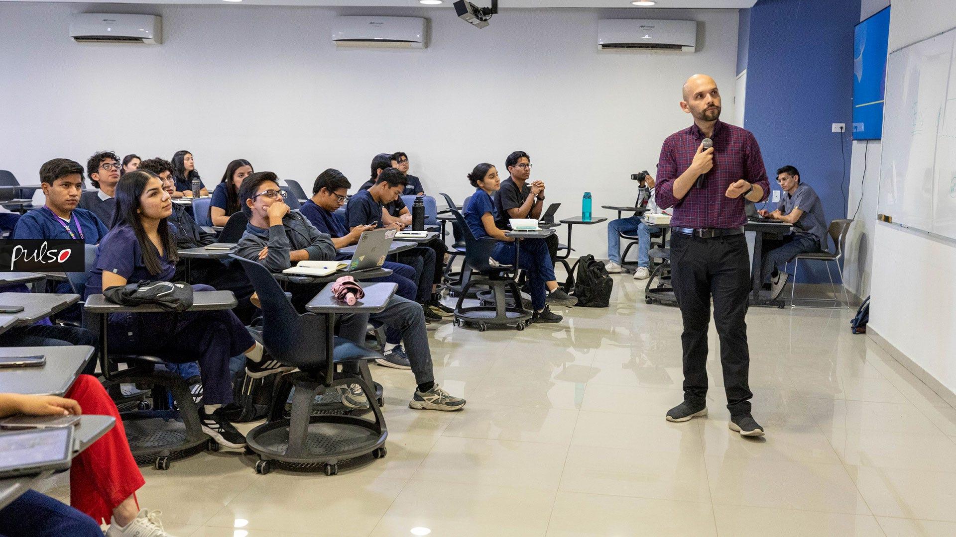 Unos de los talleres en "Electrocardiograma" fue impartido por el Dr. Isai Villagrán, médico especialista en Medicina Interna. Fotografía por: Universidad de Montemorelos / Lisandra Vicente.