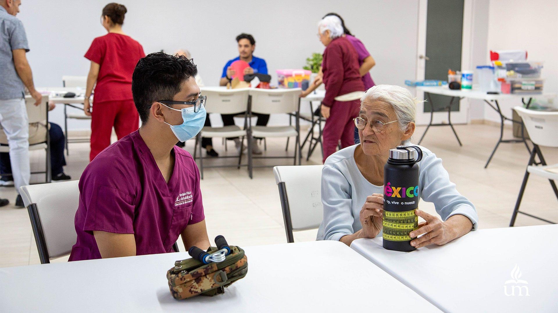 Cada alumno de Terapia Física y Rehabilitación es responsable por un adulto mayor, para realizar las actividades según las necesidades de la persona. Fotografía por: Universidad de Montemorelos / Lisandra Vicente.