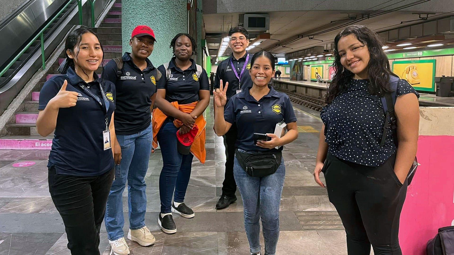 Brisney, con un grupo de colportores que salen los domingos a colportar en Monterrey. Fotografía cortesía de EmprendUM.