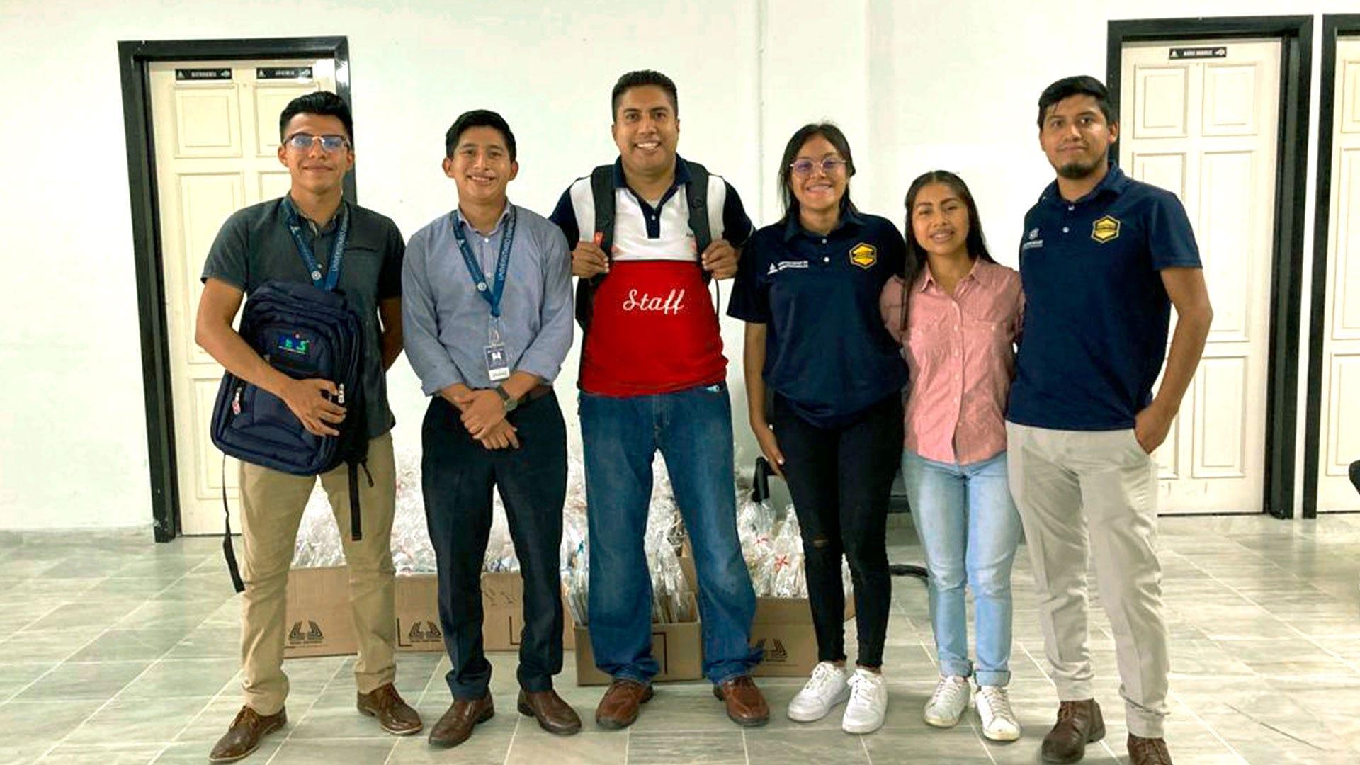 Algunos de los estudiantes universitarios colportores que participaron del proyecto Cruzando Fronteras en el reclusorio Las Palmas, en el verano del 2022. Fotografía cortesía de Birzavith Torres.