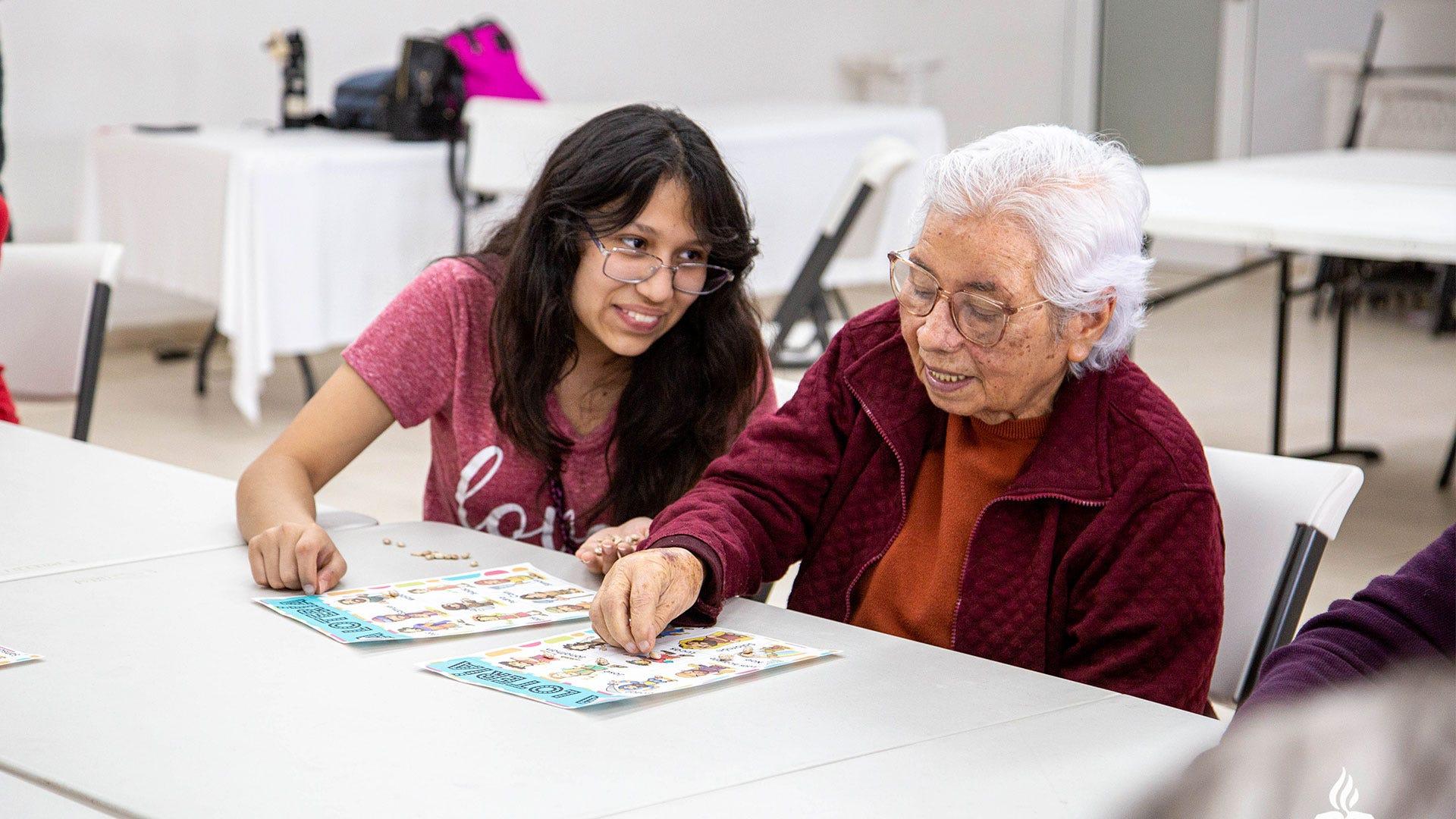 Ysis Hernández, estudiante de Psicología Clínica, junto a una de las miembros del proyecto realizando dinámicas grupales como parte de las terapias. Fotografía por: Universidad de Montemorelos / Lisandra Vicente.