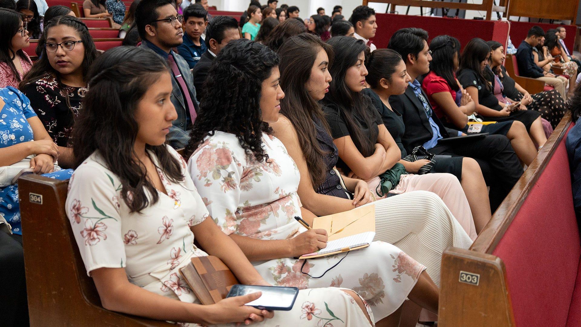 Universitarios colportores confirman su llamado misionero