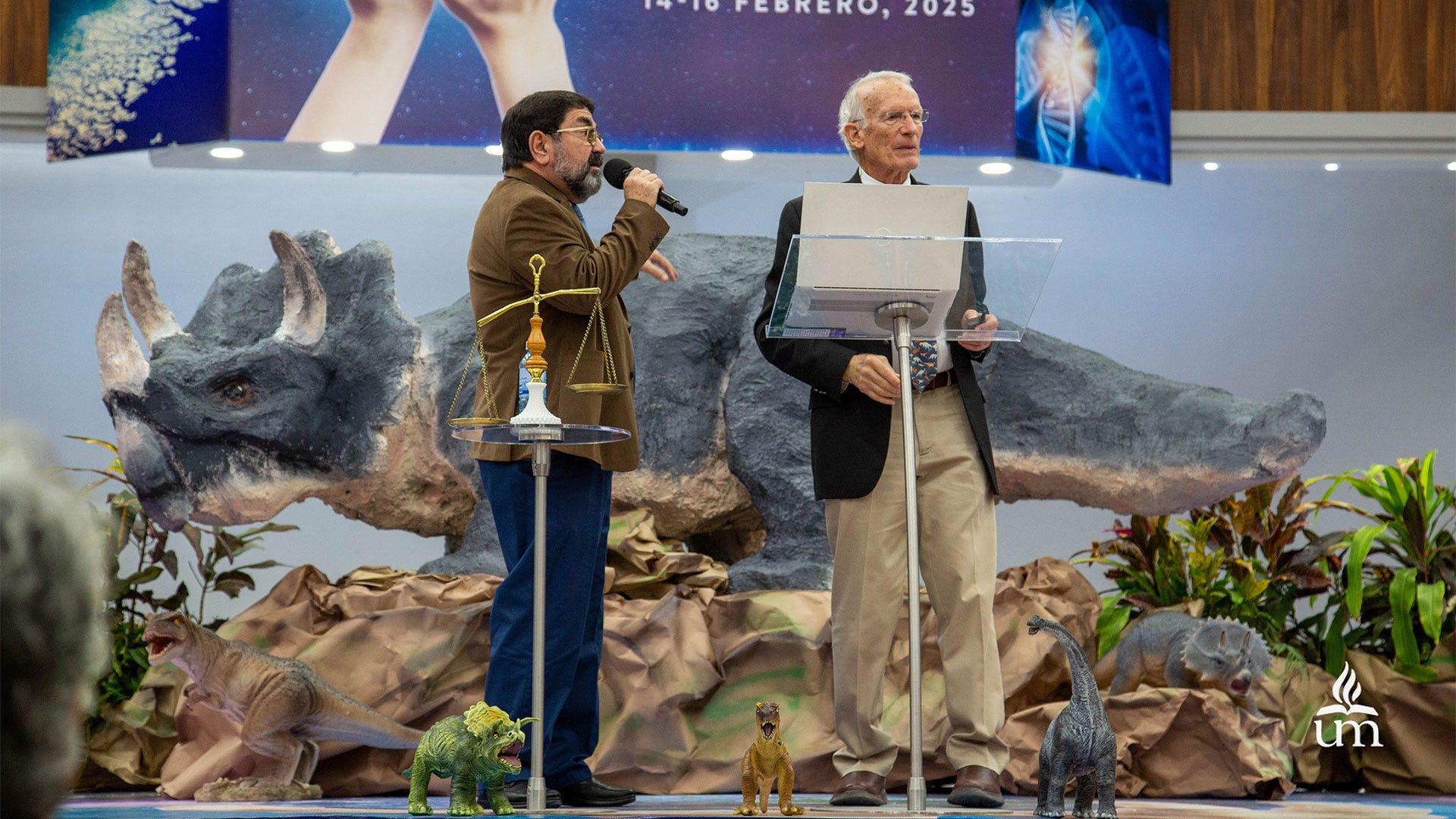 El Dr. Arthur Chadwick (derecha), presentando una de sus ponencias magistrales el sábado de mañana, junto al Mtro. Ekel Collins (izquierda) como traductor. Fotografía por: Universidad de Montemorelos / Lisandra Vicente.