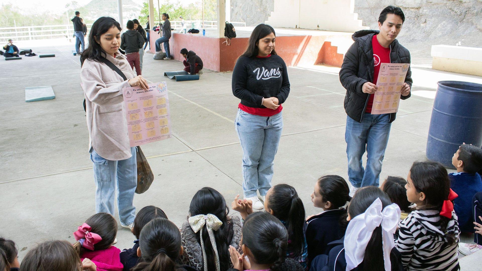 Alumnos del Servicio Comunitario enseñándoles a los niños sobre le tema de la higiene y su importancia. Fotografía por: Comunicación Institucional / Lisandra Vicente.