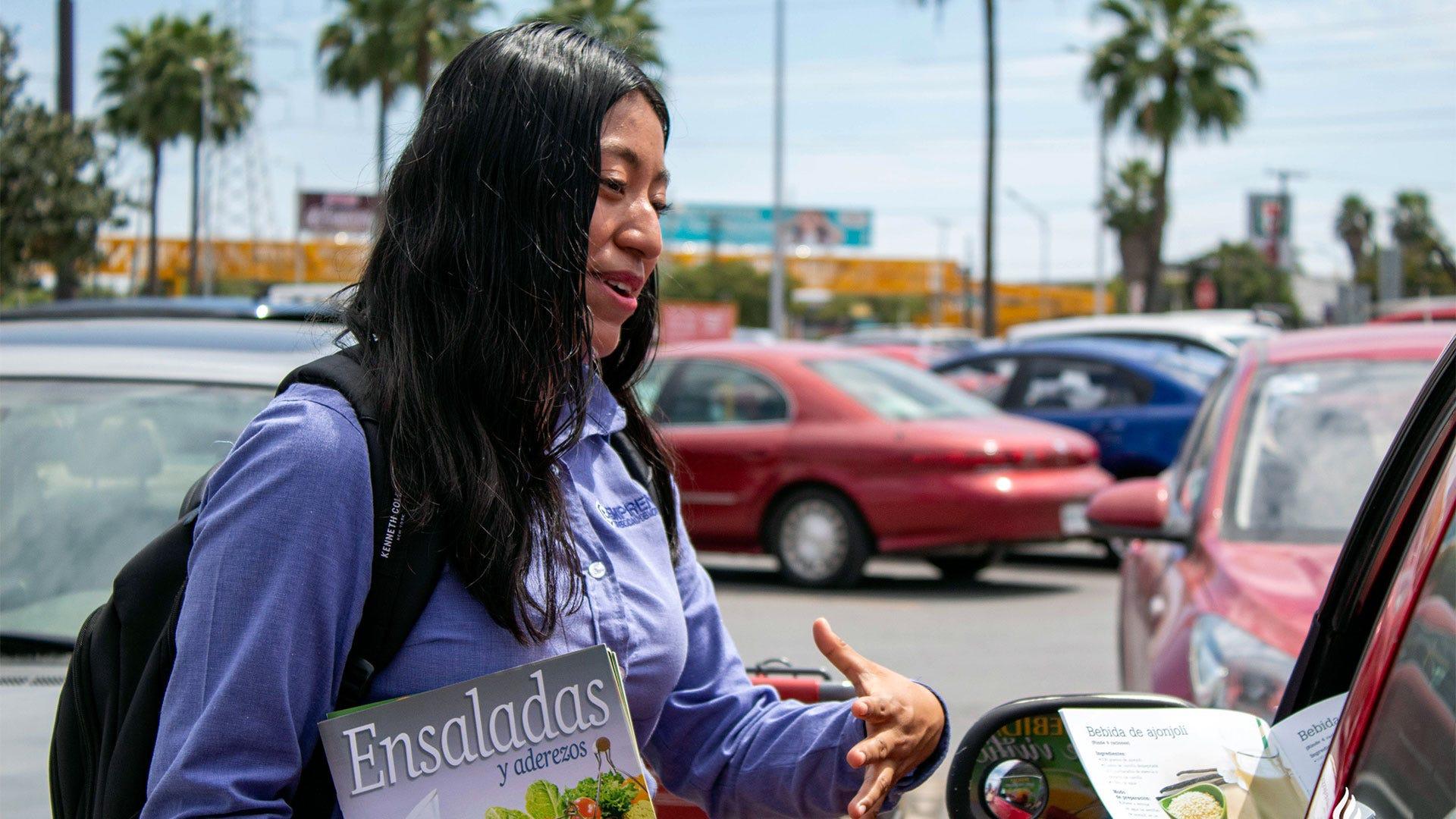 Cada domingo, un grupo de EmprendUM sale a colportar en Monterrey, y Yenis es una de las líderes de uno de estos equipos. Fotografía por Universidad de Montemorelos / Lisandra Vicente.