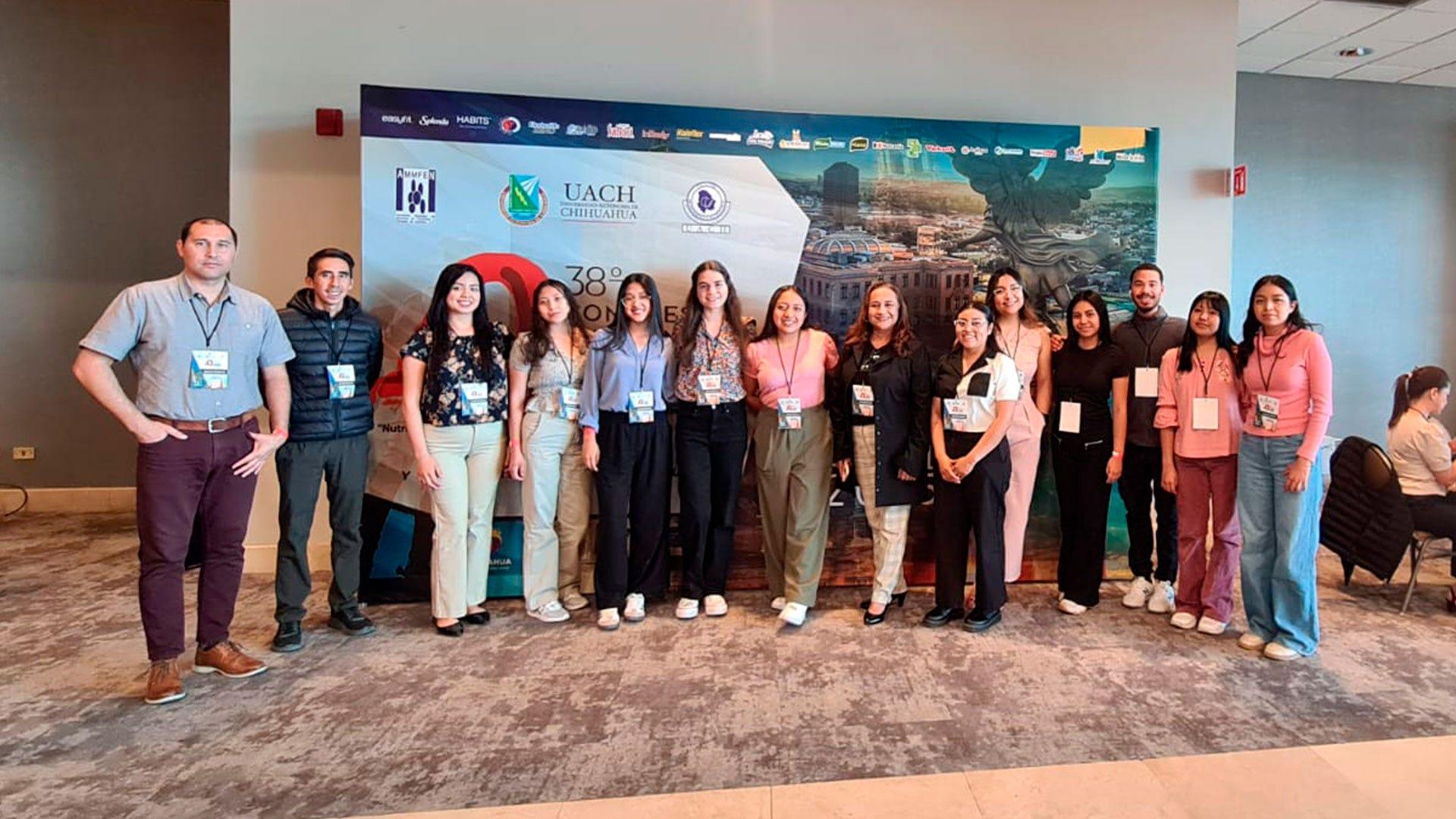 Docentes y alumnos que asistieron al 38° Congreso de la Asociación Mexicana de Miembros de Facultades y Escuelas de Nutrición. Fotografía cortesía de Daniela Frutos.