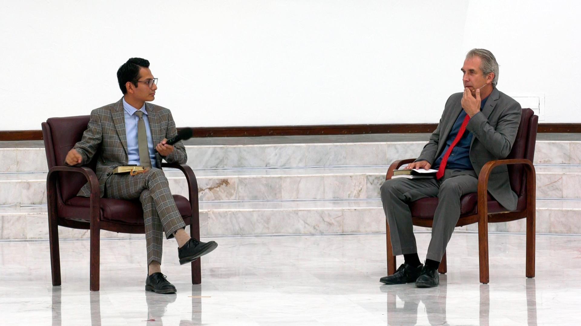 Diálogo de salud en la Iglesia Universitaria con el pastor Gradzikiewicz y el doctor Olmedo. Fotografía por Universidad de Montemorelos — Lisandra Vicente.