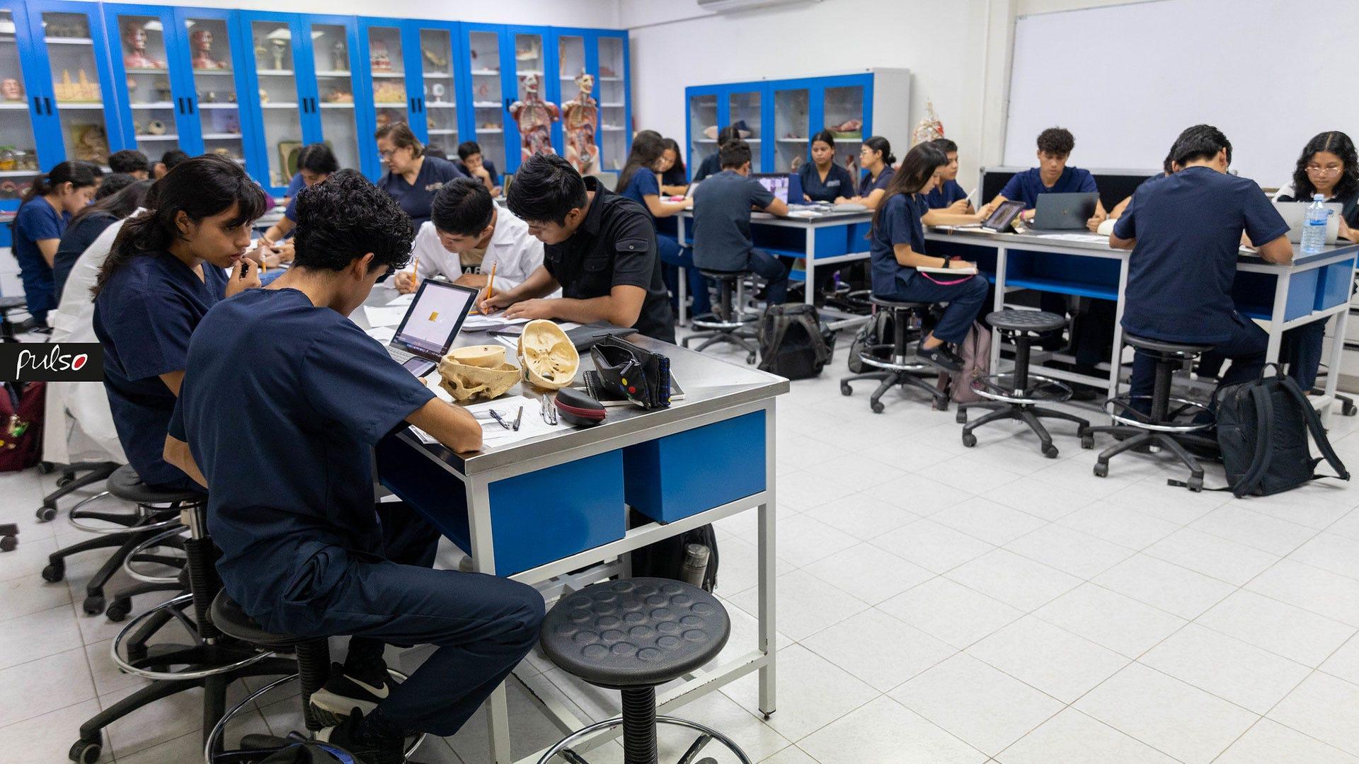 La Dra. Nira E. Florián impartiendo la materia de Laboratorio de Anatomía Básica para los alumnos del primer semestre (agosto-diciembre 2024). Fotografía por: Universidad de montemorelos / Dania Gutiérrez.