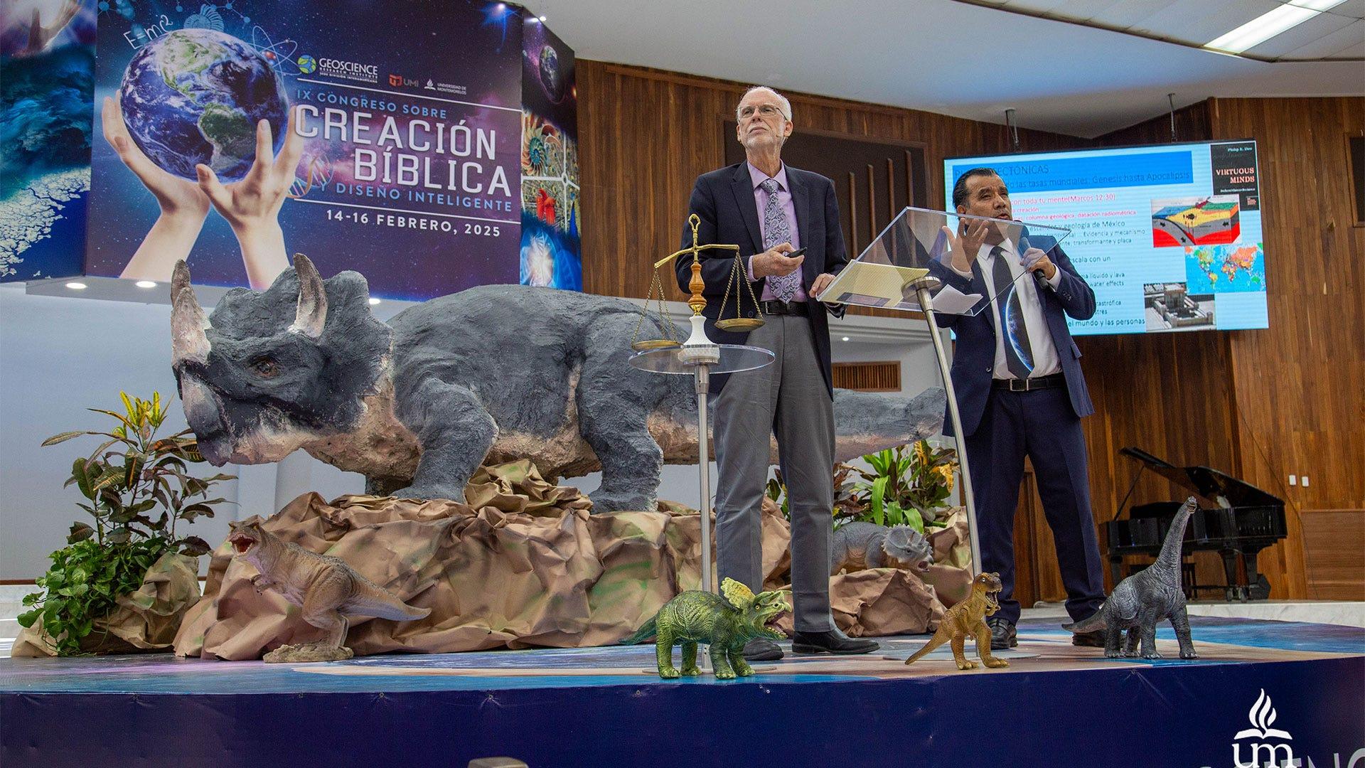 El Dr. Benjamin Clausen (izquierda), presentando uno de los temas centrales del sabado, junto al Dr. Luciano González (derecha), como traductor. Fotografía por: Universidad de Montemorelos / Lisandra Vicente.