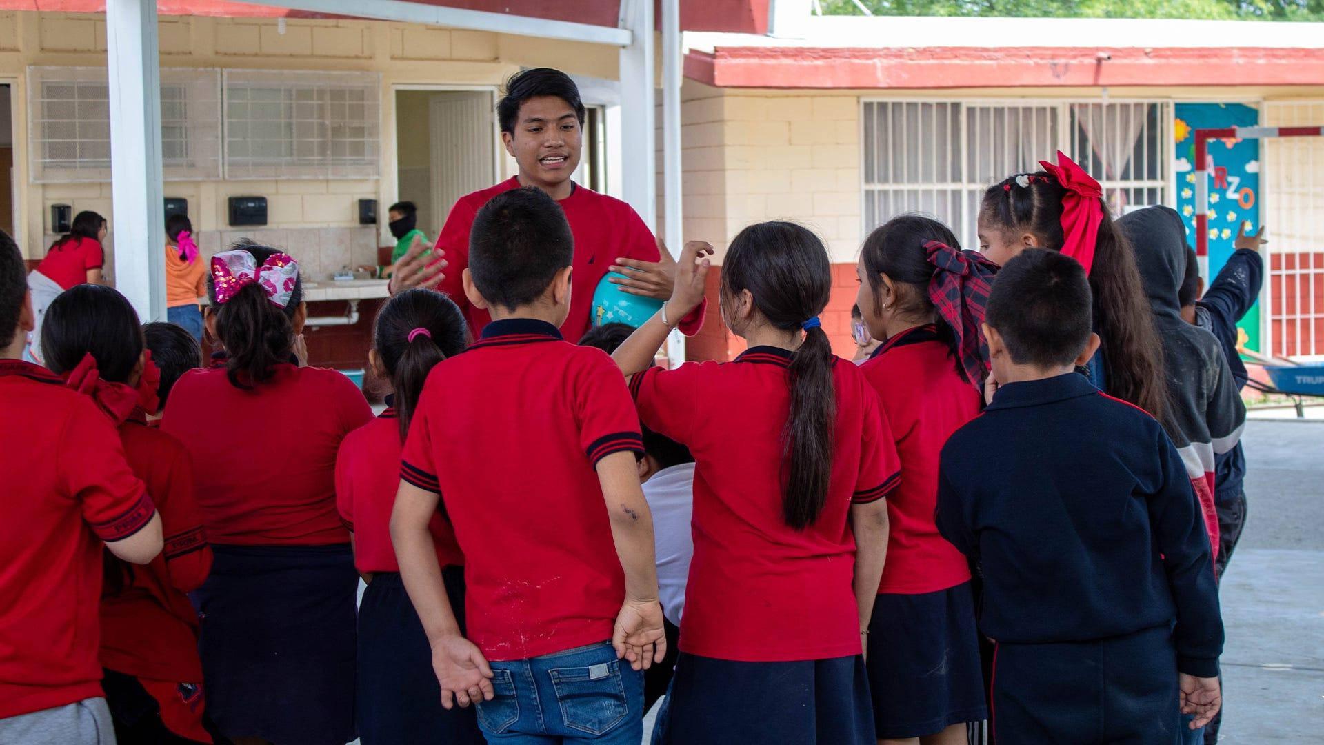 Los niños de estás escuelas son beneficiados por las diversas actividades que realizan las alumnos de la UM. Fotografía por: Comunicación Institucional / Lisandra Vicente.