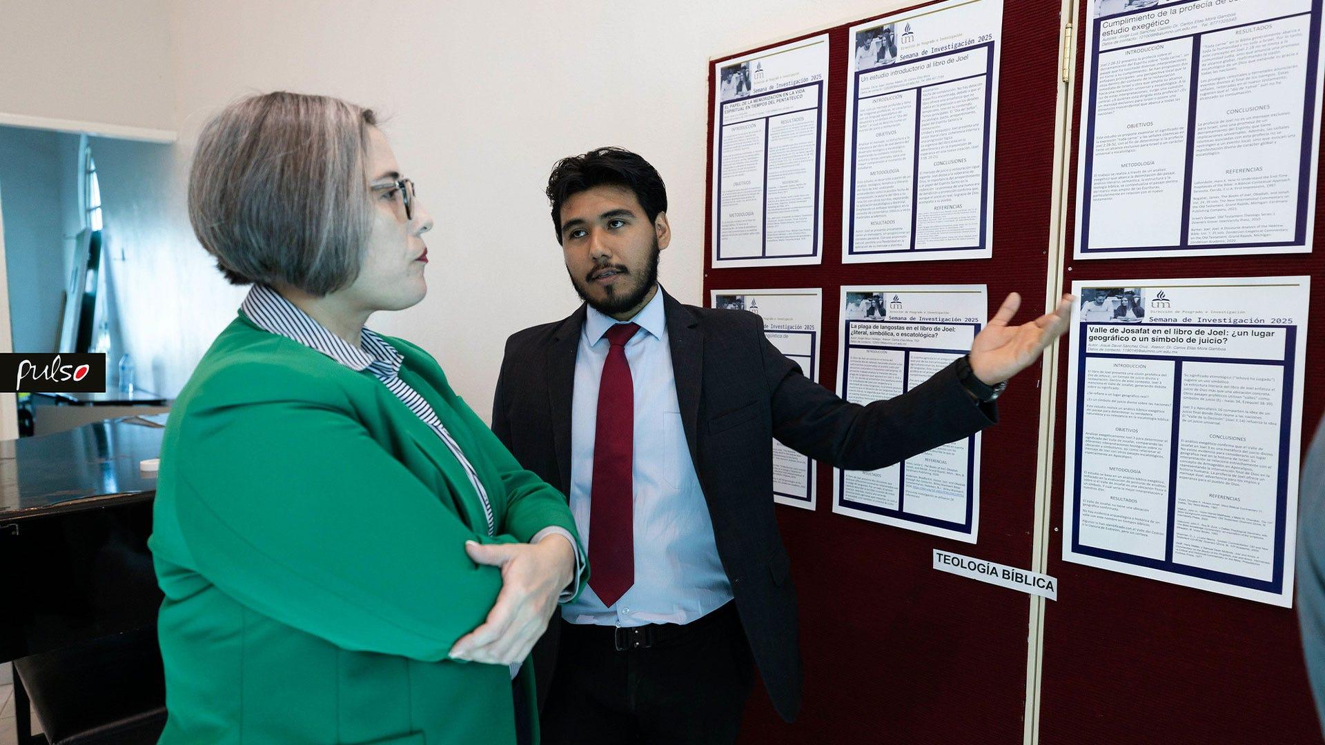 Estudiantes presentan sus proyectos ante docentes y compañeros, fortaleciendo habilidades investigativas y la aplicación práctica del conocimiento en contextos reales. Fotografía por: Universidad de Montemorelos / Israel García.&nbsp;&nbsp;