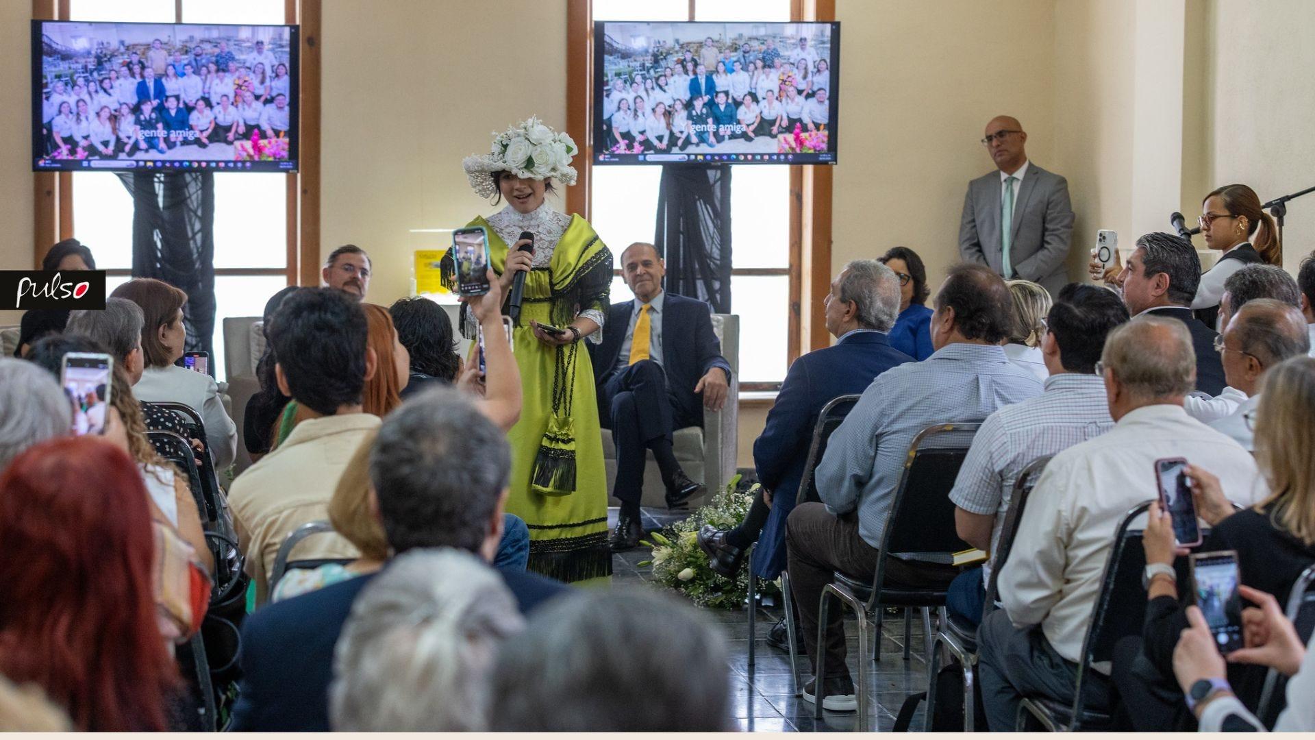 Durante la presentación del libro se realizó una representación de la narradora del libro, Xaris. Fotografías por: Universidad de Montemorelos / Jhoan Rueda.