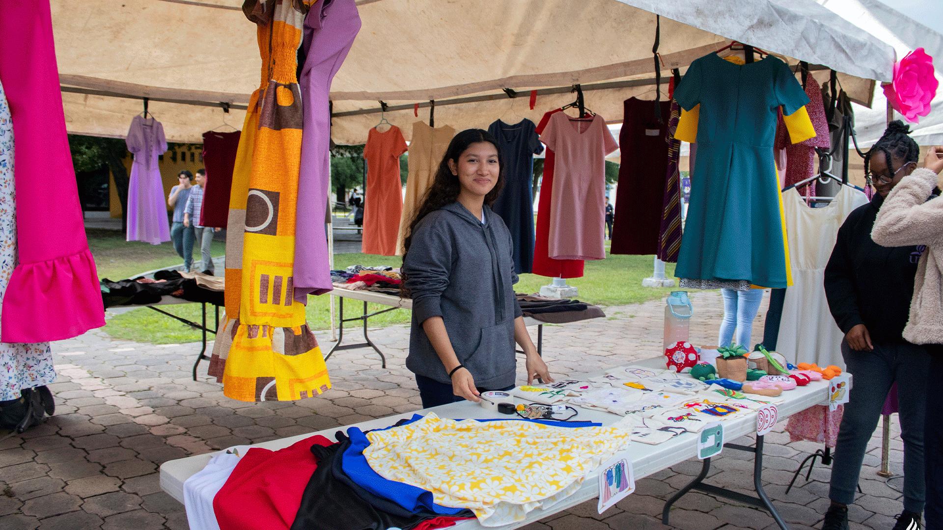 Las alumnas que eligieron el taller de costura presentaron cada unas de las prendas realizadas por ellas. Fotografía por: Universidad de Montemorelos / Lisandra Vicente.