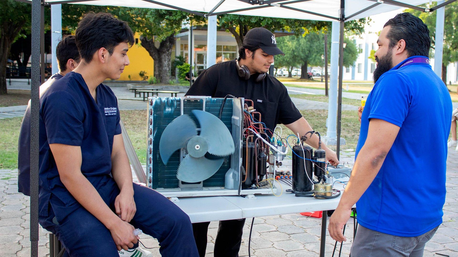 Alumnos que llevan en el taller de refrigeración mostrando lo aprendido durante el semestre. Fotografía por: Universidad de Montemorelos / Lisandra Vicente.
