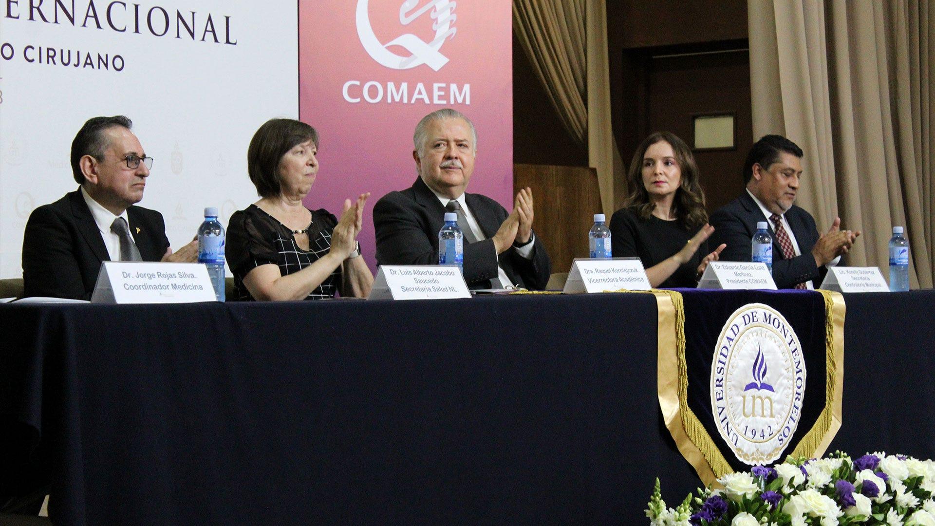 De izquierda a derecha, el Dr. Luis Alberto Jacobo, jefe del Departamento de Pregrado de la Secretaría de Salud del estado de Nuevo León; la Dra. Raquel de Korniejczuk, vicerrectora académica de la Institución; el Dr. Eduardo García Luna, representante del COMAEM;  la Lic. Karey Gutiérrez, contralora municipal de Montemorelos y el Dr. Nahum García, director de FACSA . Fotografía por: Comunicación Institucional.