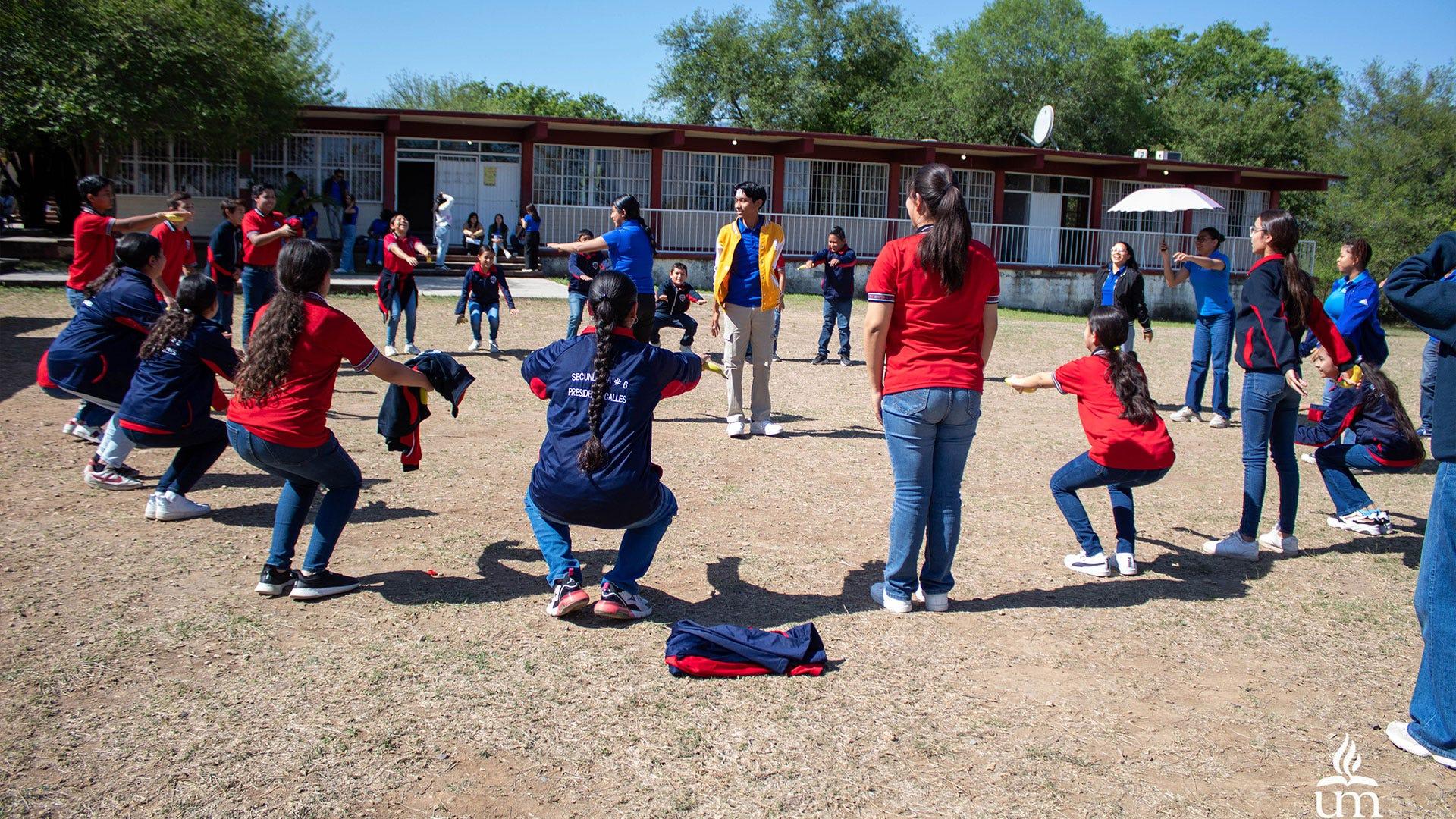 Los estudiantes de la Escuela Secundaria Número 6 participando en las actividades del programa Emociones de 10, dirigidos por alumnos de Psicología Educativa de la UM. Fotografía por: Universidad de Montemorelos / Lisandra Vicente.