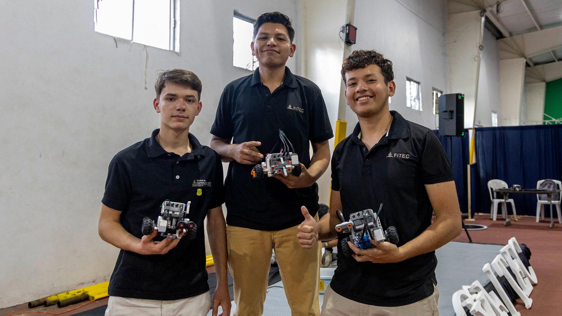 Alumnos presentando sus Sumo Bot. Fotografías por: Universidad de Montemorelos / Yatziri De La Cruz.
