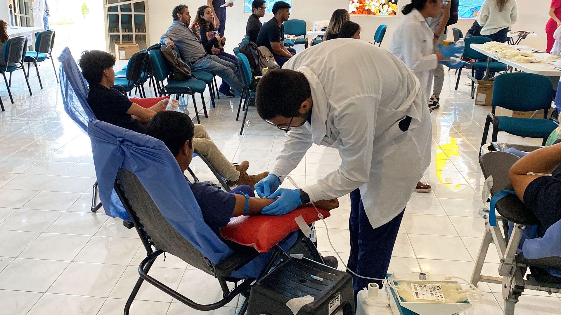 Jonathan Martínez, estudiante de Químico Clínico Biólogo; participando y apoyando durante la campaña de donación de sangre. Fotografía por: Comunicación Institucional / Lisandra Vicente.
