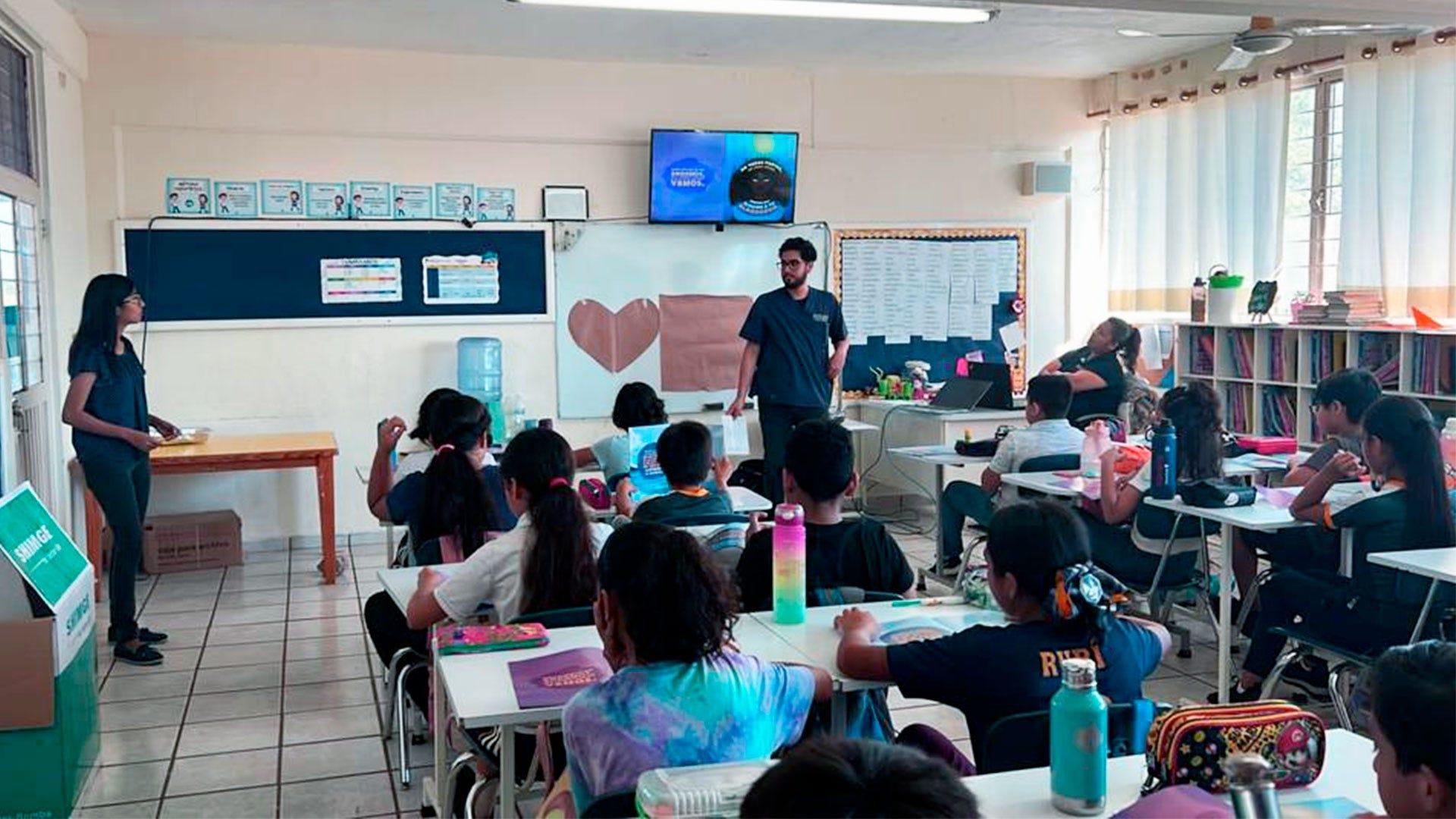El equipo de Universidad Promotora de la Salud (UPS), llevan las actividades del proyecto “Me Llaman Migrante”, con los niños del Instituto Soledad Acevedo de los Reyes /julio 2023. Fotografía cortesía de UPS.