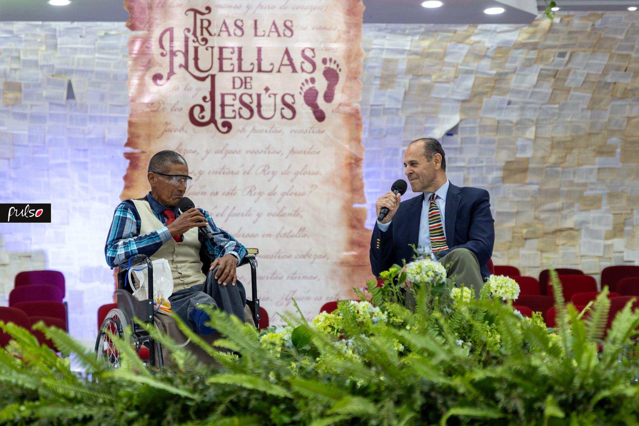 José pudo asistir para el cierre de la Semana de Oración y presenciar cómo miles de personas cantaban al unísono el himno que escribió hace más de 10 años. En la fotografía, José es entrevistado por el Dr. Ismael Castillo, rector de la UM durante el programa de despedida de sábado. Fotografía por Universidad de Montemorelos / Dania Gutiérrez.