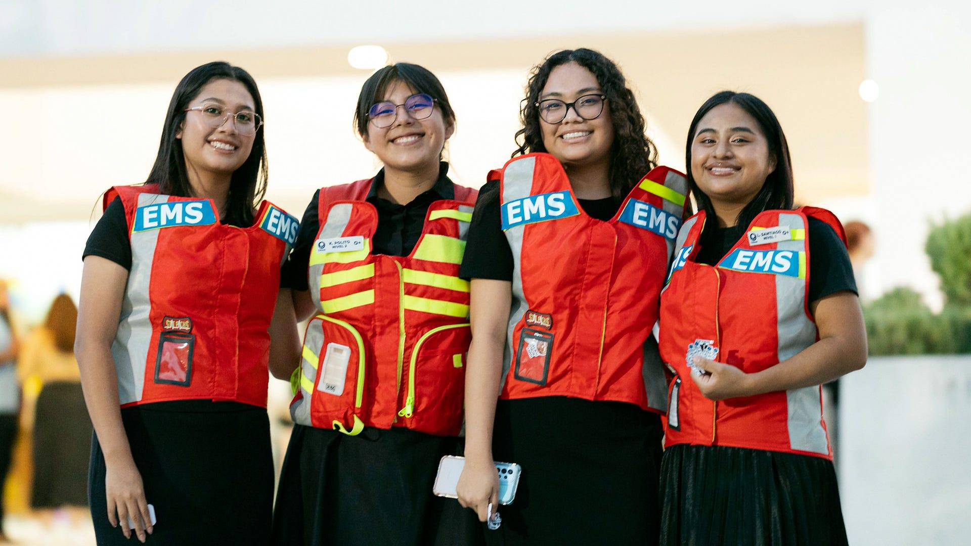 Jóvenes que pertenencen al club del Cuerpo de Rescate y Ayuda Humanitaria. Fotografía por: Israel García.