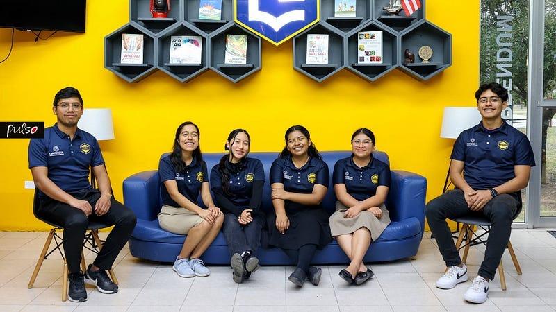 Un grupo de asociados de EmprendUM 2025, en las oficinas de EmprendUM. Fotografía por: Universidad de Montemorelos / Christopher Castellanos