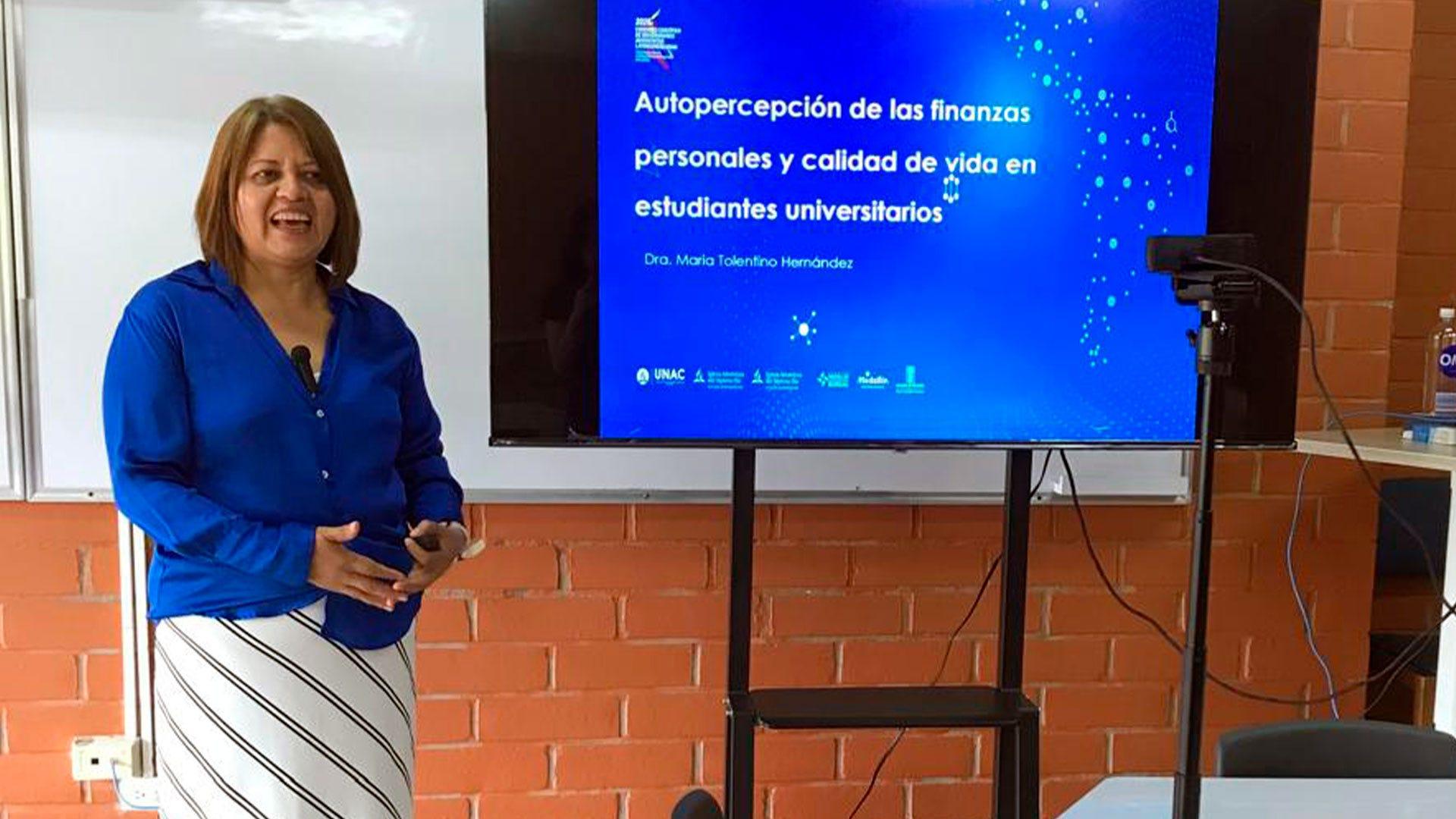 La Mtra. María Tolentino, presentando su investigación en el congreso. fotografía cortesía por Mary Tolentino.