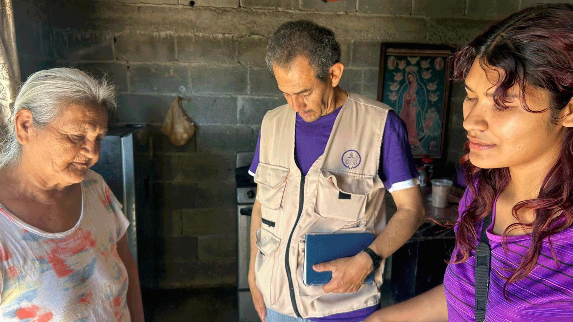 &nbsp; Estudiantes de la Escuela ARTCOM desarrollan el programa Salud en Casa, a través del cual brindan atención médica, charlas de prevención, apoyo a las necesidades básicas y acompañamiento espiritual en la colonia Morelos II (foto de mayo 2025). Fotografía cortesía de UPS.&nbsp;&nbsp;