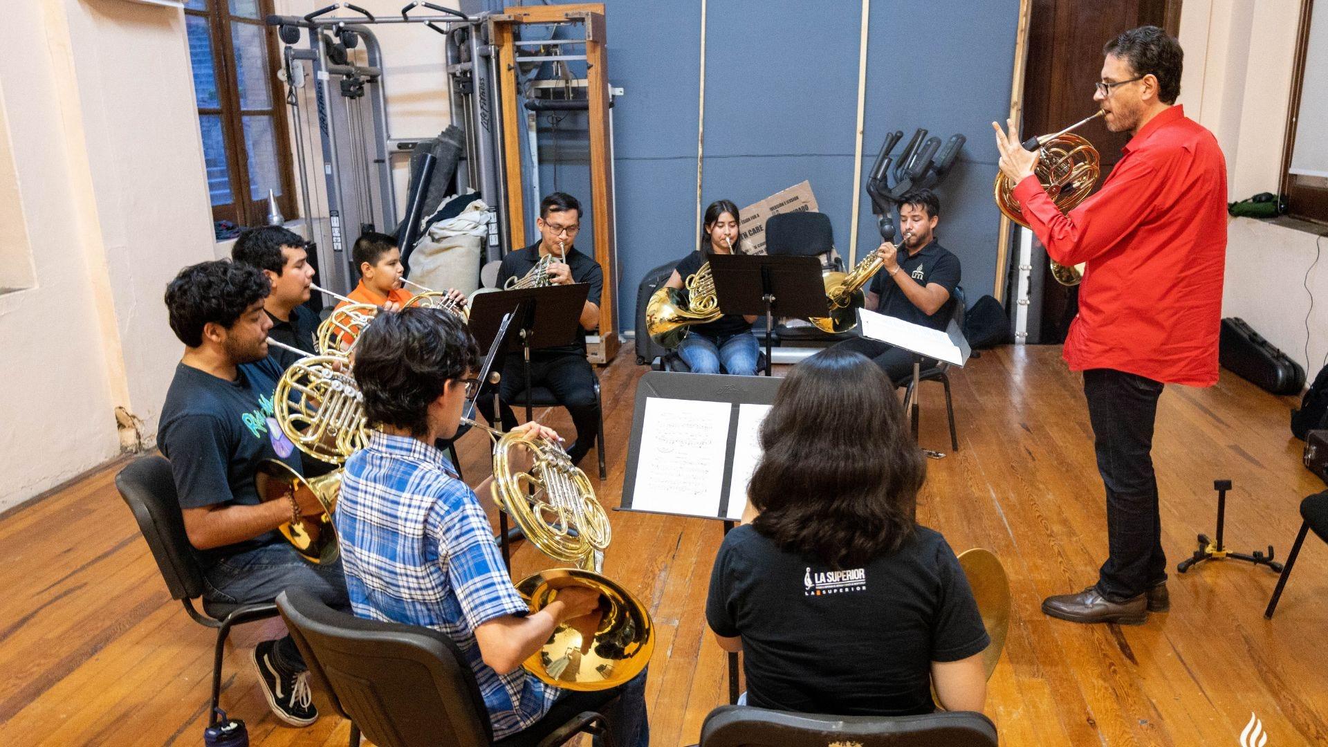 El Mtro. Carlos Estevens, docente de la Escuela Superior de Música y Danza de Monterrey, en la práctica del instrumento Trompa. Fotografía por: Universidad de Montemorelos / Lisandra Vicente.