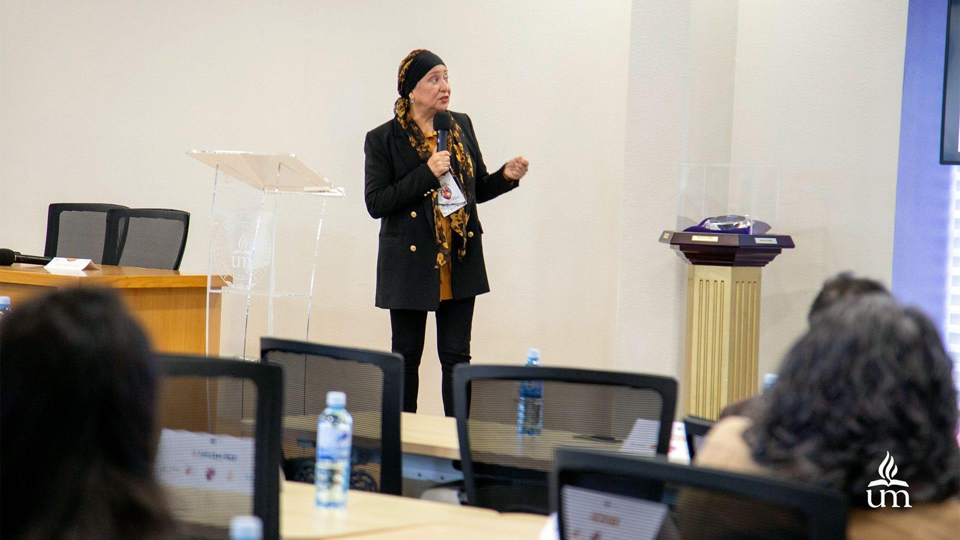 Lic. Lourdes Huerta Pérez, subdirectora de Promoción y comunicación social de la cultura de la donación de órganos y tejidos del CETRAENL, impartiendo la ponencia “Mitos relacionados a la donación de órganos y tejidos”. Fotografía por: Universidad de Montemorelos / Lisandra Vicente.