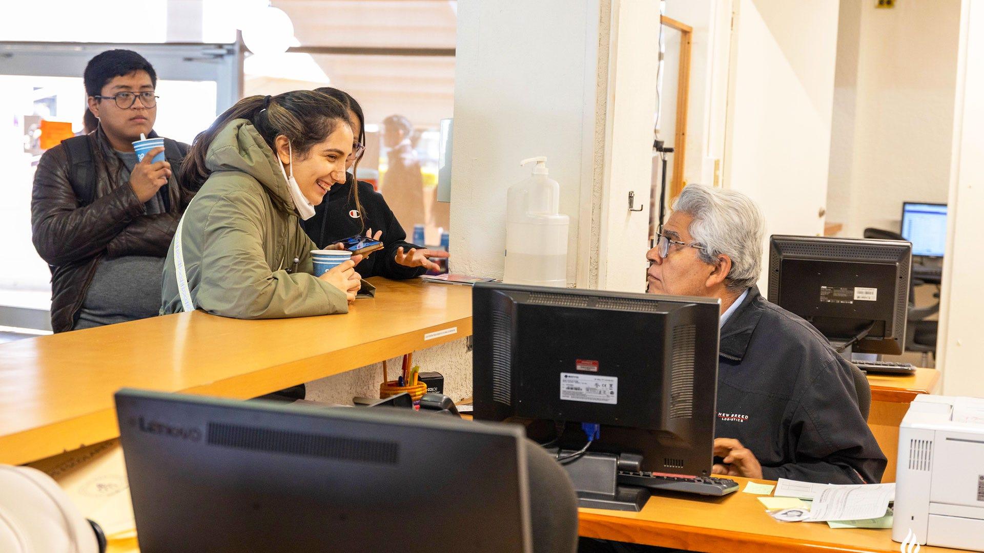 El semestre Primavera 2025 inicia con más de 1700 estudiantes inscritos. En la fotografía, estudiantes realizando los trámites de matriculación. Fotografía por: Universidad de Montemorelos / Lisandra Vicente.
